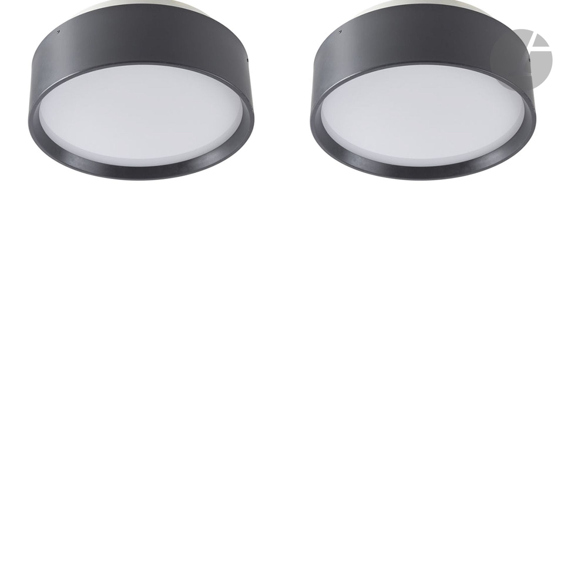 FINN MONIES ET GUNNAR JENSEN DESIGNER & LOUIS POULSEN LUMINAIRES
Nico
Paire de plafonniers. Épreuves en métal laqué gris et métal laqué blanc. Les diffuseurs bombés en opaline blanche. Étiquette d’éditeur sur chaque luminaire. H. 12 cm – D. 30 cm