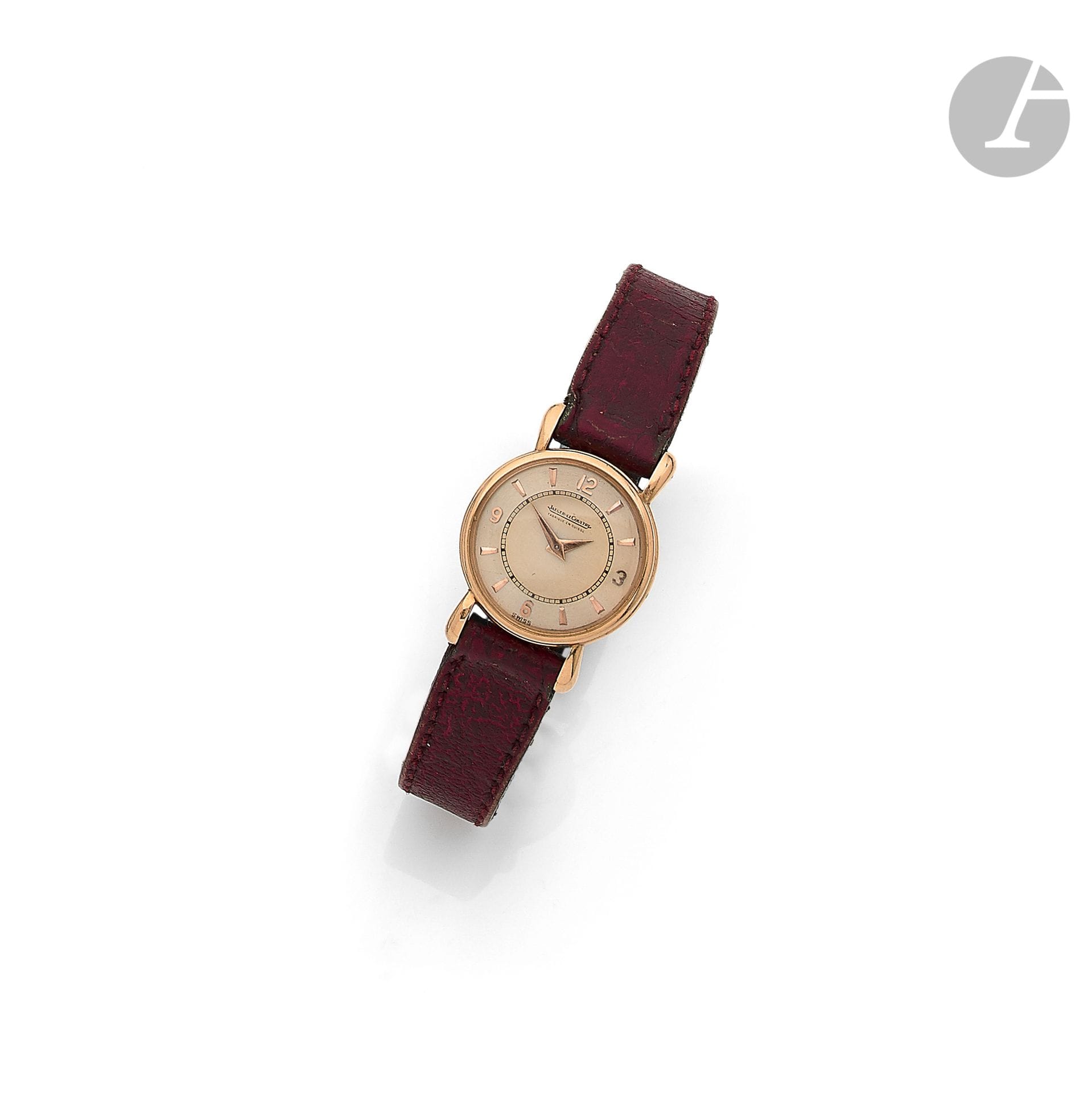 JAEGER LeCOULTRE. Vers 1950

N° 130996

Montre bracelet pour femme en or 18K (750), cadran crème, index chiffres arabes et bâtons appliqués formant les heures, mouvement à remontage mécanique, bracelet cuir avec une boucle ardillon en or 18K. Cadran, boîtier et mouvement signés. Diamètre : 21 mm. Poids brut : 16,7 g