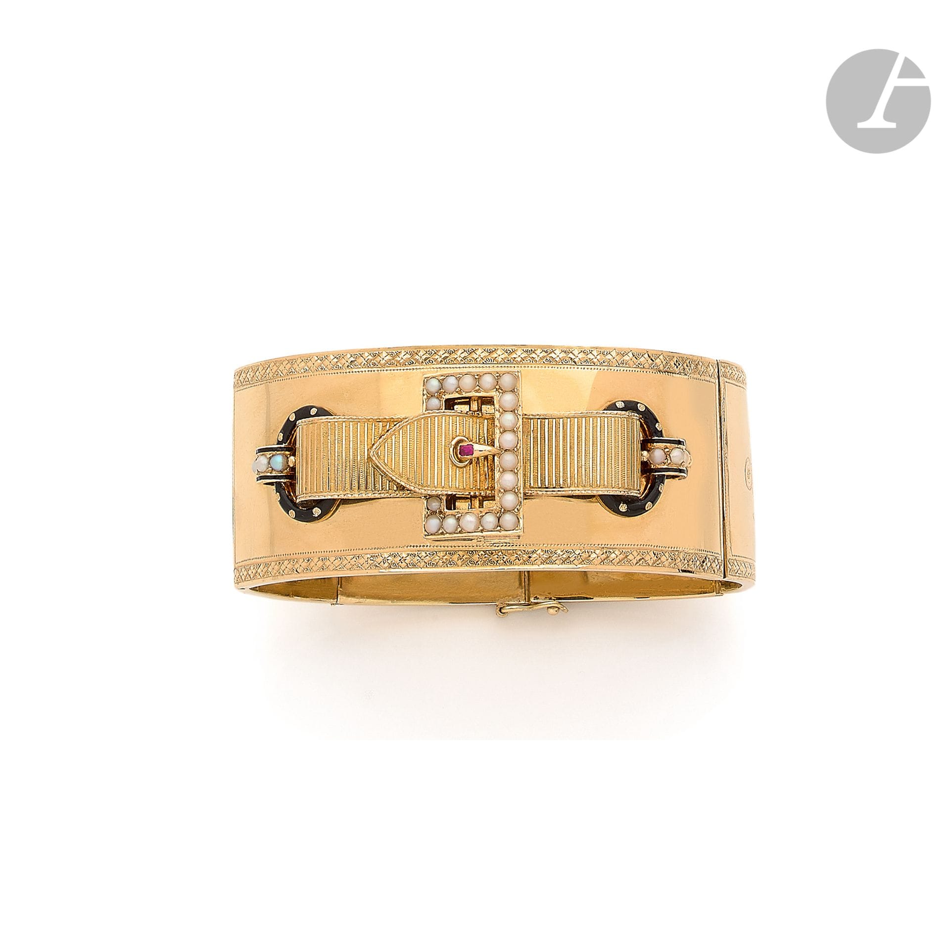 Bracelet articulé en or 18K (750), orné d’un motif de ceinture agrémenté de demi-perles et d’émail. Travail français du dernier quart du XIXe siècle. Largeur : 2,6 cm environ. Poids brut : 34,7 g (enfoncements)



A french late 19th century bracelet