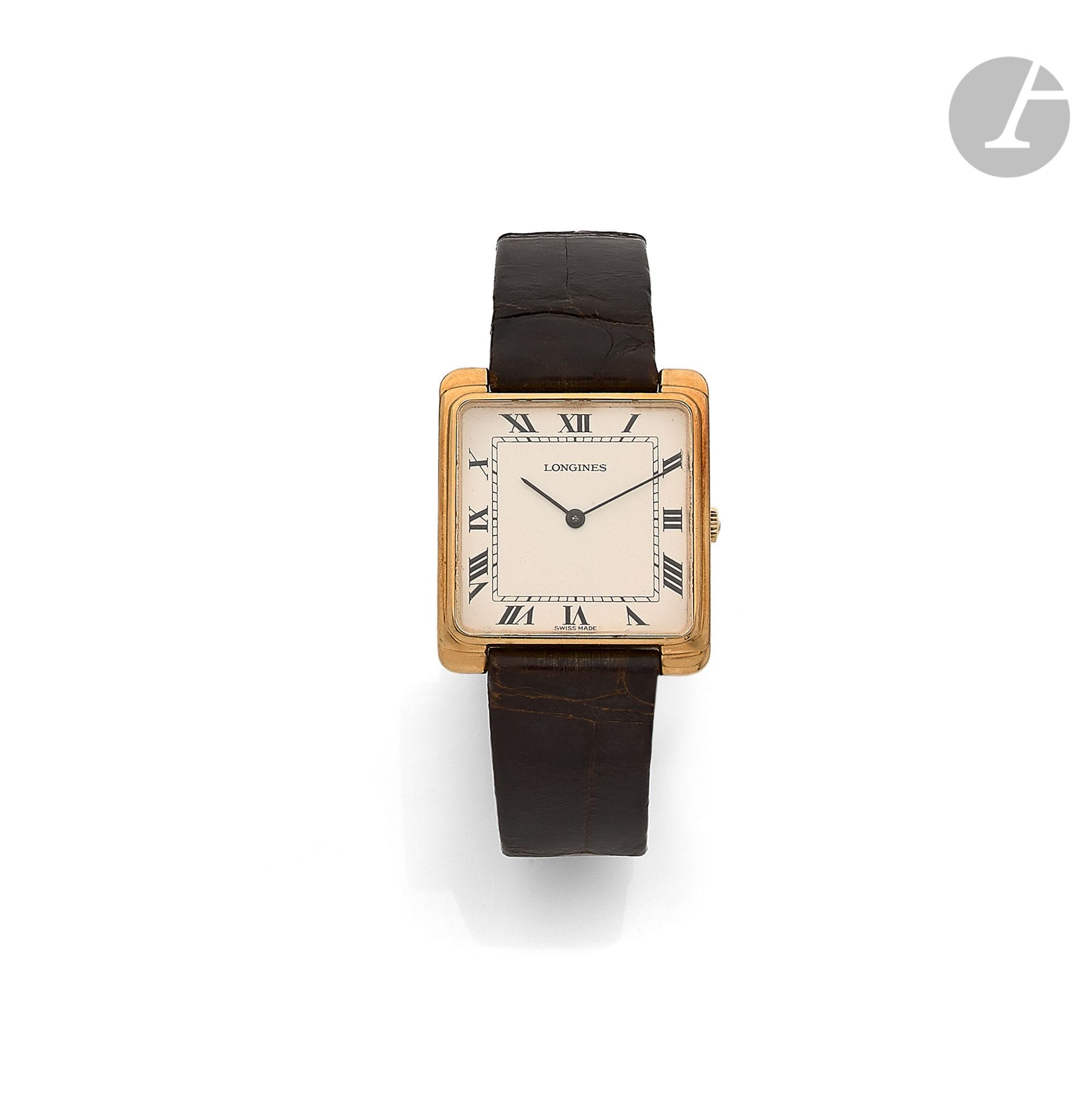 LONGINES. About 1970

N° 17469027

Men's 18K (750) gold wristwatch, white dial, Roman numeral hour markers, mechanical movement calibre L847.3 No. 52524182, leather strap with gilt metal pin buckle signed. Dial, case and movement signed. Size: 29 mm x 33 mm - Gross weight: 36 g