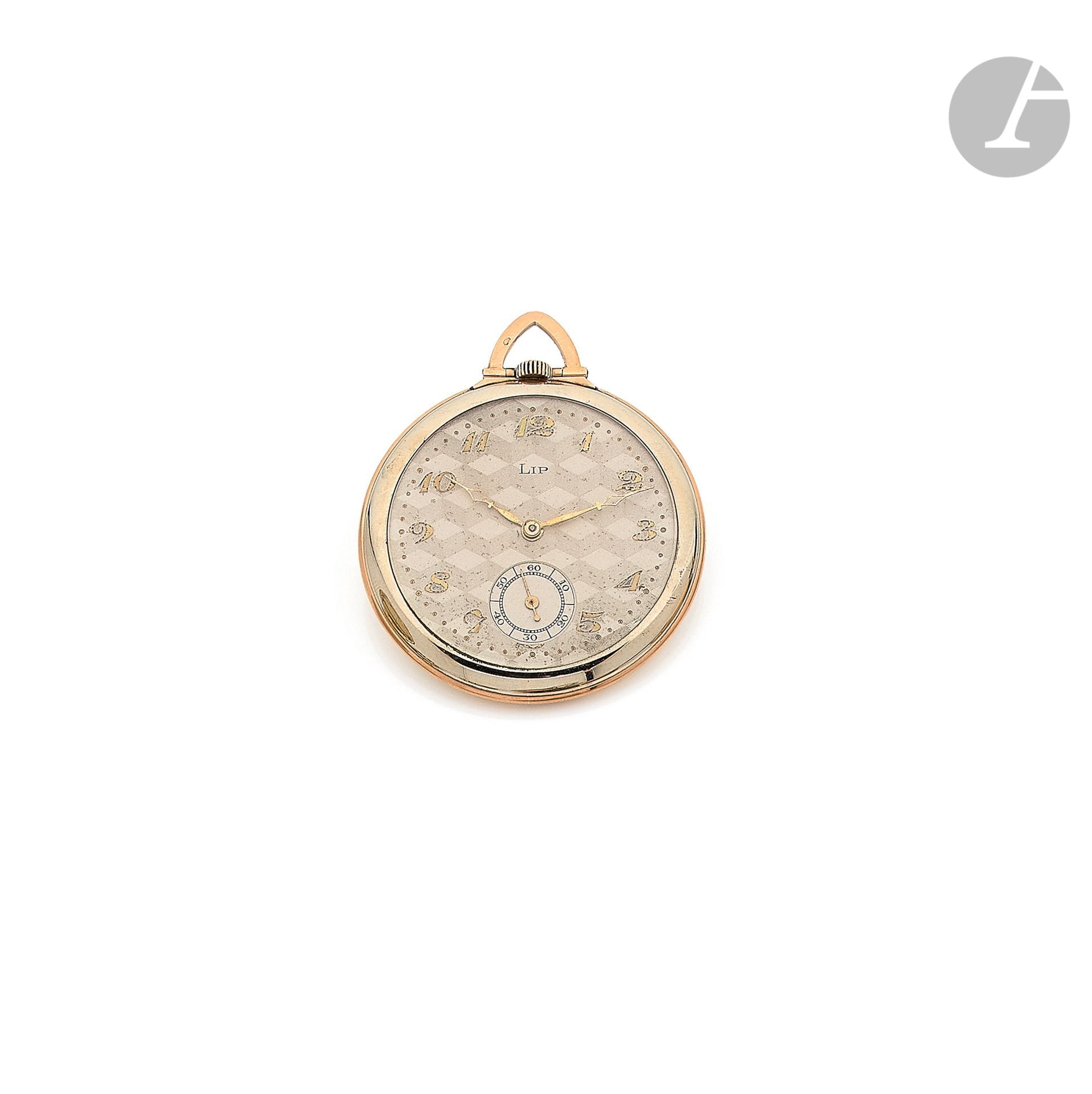 LIP. Vers 1930

N°68058

Montre de poche en or gris et rose 18K (750), cadran peint, index chiffres arabes formant les heures, trotteuse à 6H, mouvement à remontoir, boîtier gravé d’un décor géométrique. Diamètre : 46 mm. Poids brut : 46,7 g