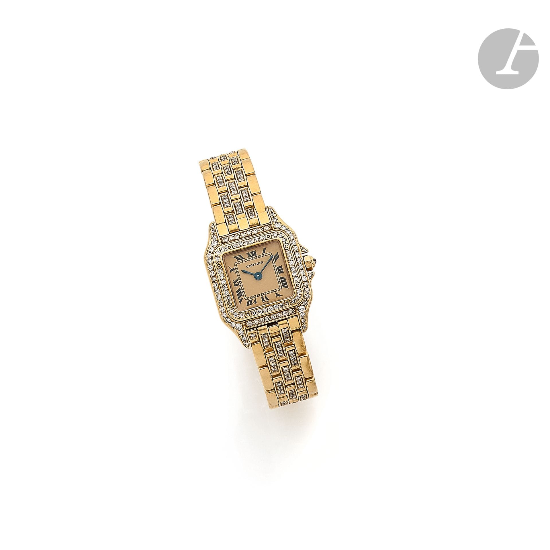 CARTIER Panthère. Vers 1990

N° 9669198229

Montre bracelet pour femme en or 18K (750), lunette sertie d’une double ligne de diamants, cadran crème, index chiffres romains formant les heures, mouvement à quartz, pile vérifiée (ne fonctionne pas, prévoir une révision du mouvement), bracelet en or 18K serti de diamants taille brillant, avec sa boucle déployante signée. Cadran, boîtier et mouvement signés. Poids brut : 68,8 g