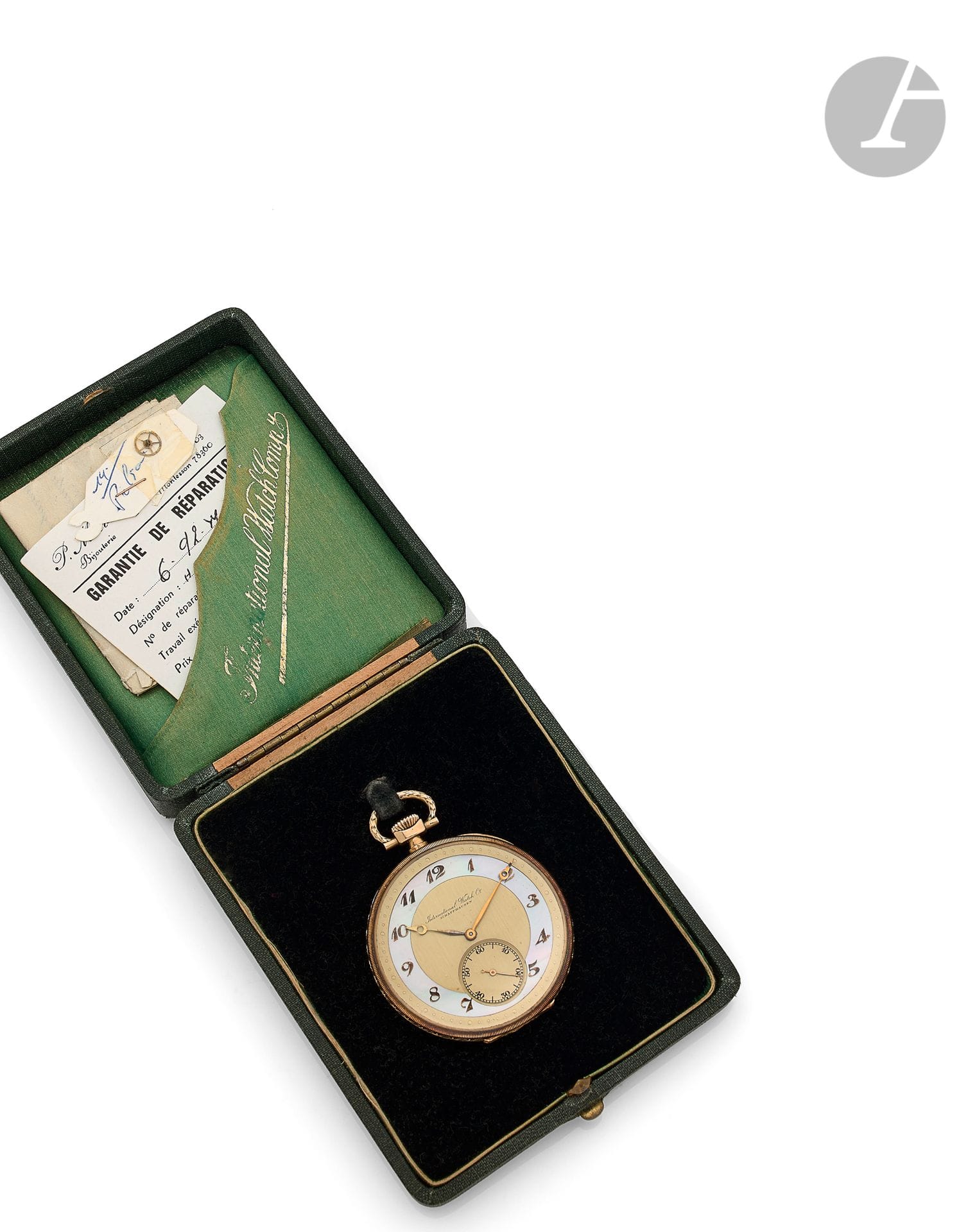 IWC. Vers 1930

N° 863426

Montre de poche en or 14k (585), cadran doré, cercle intérieur en nacre, chiffres arabes formant les heures, trotteuse à 6H, mouvement à remontoir N° 837534, boîtier à décor géométrique. Cadran, boîtier et mouvement signés. Diamètre : 48 mm. Poids brut : 68,7 g

La montre est accompagnée de son écrin et de ses papiers.
