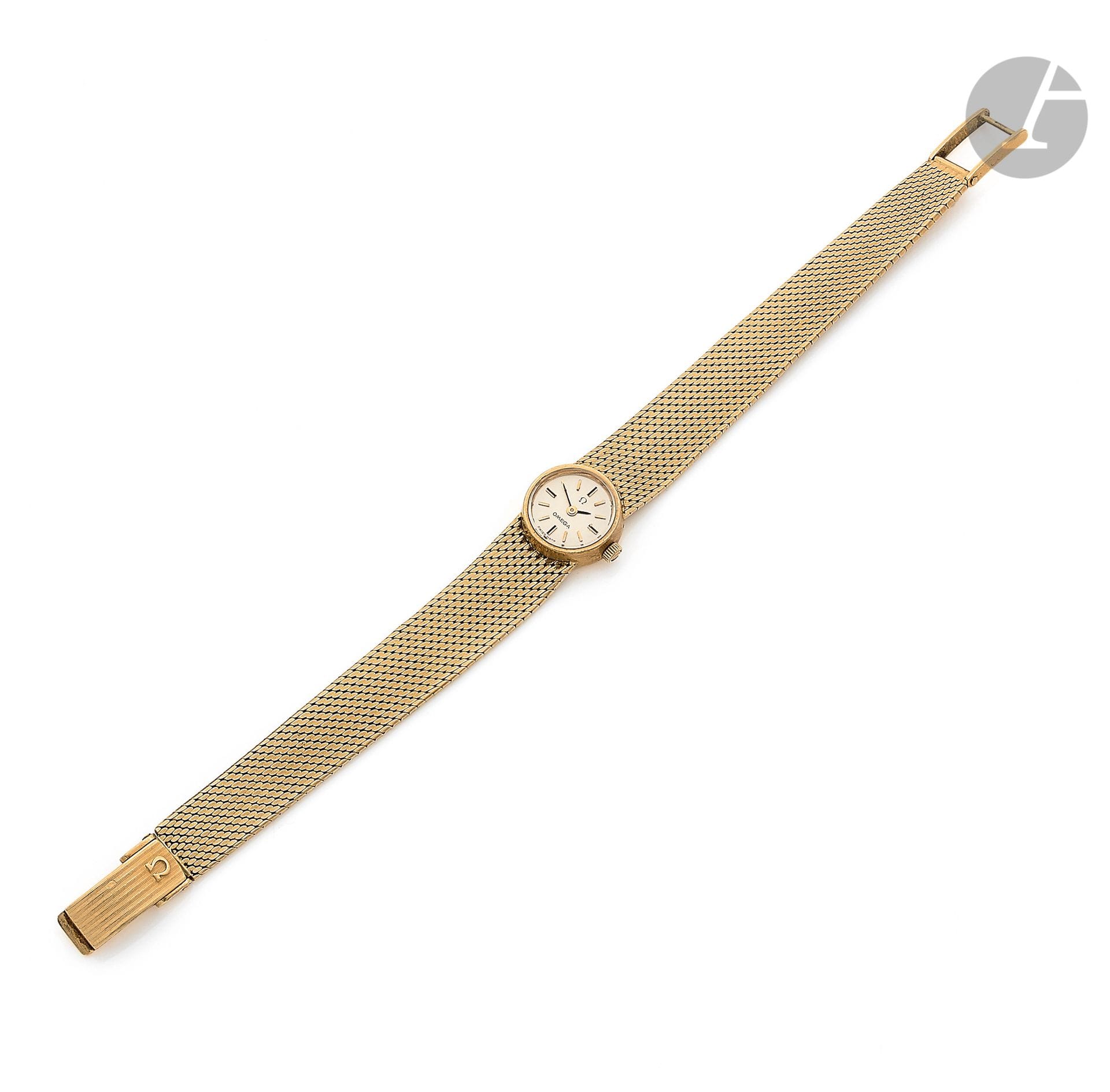 OMEGA. Circa 1960

N° 906642

Ladies' 18K (750) gold wristwatch, white dial, applied baton hour markers, mechanical winding movement calibre 650 No. 21973751, integrated 18K gold bracelet with buckle signed. Dial, case and movement signed. Length : 18 cm. Gross weight: 30,9 g
