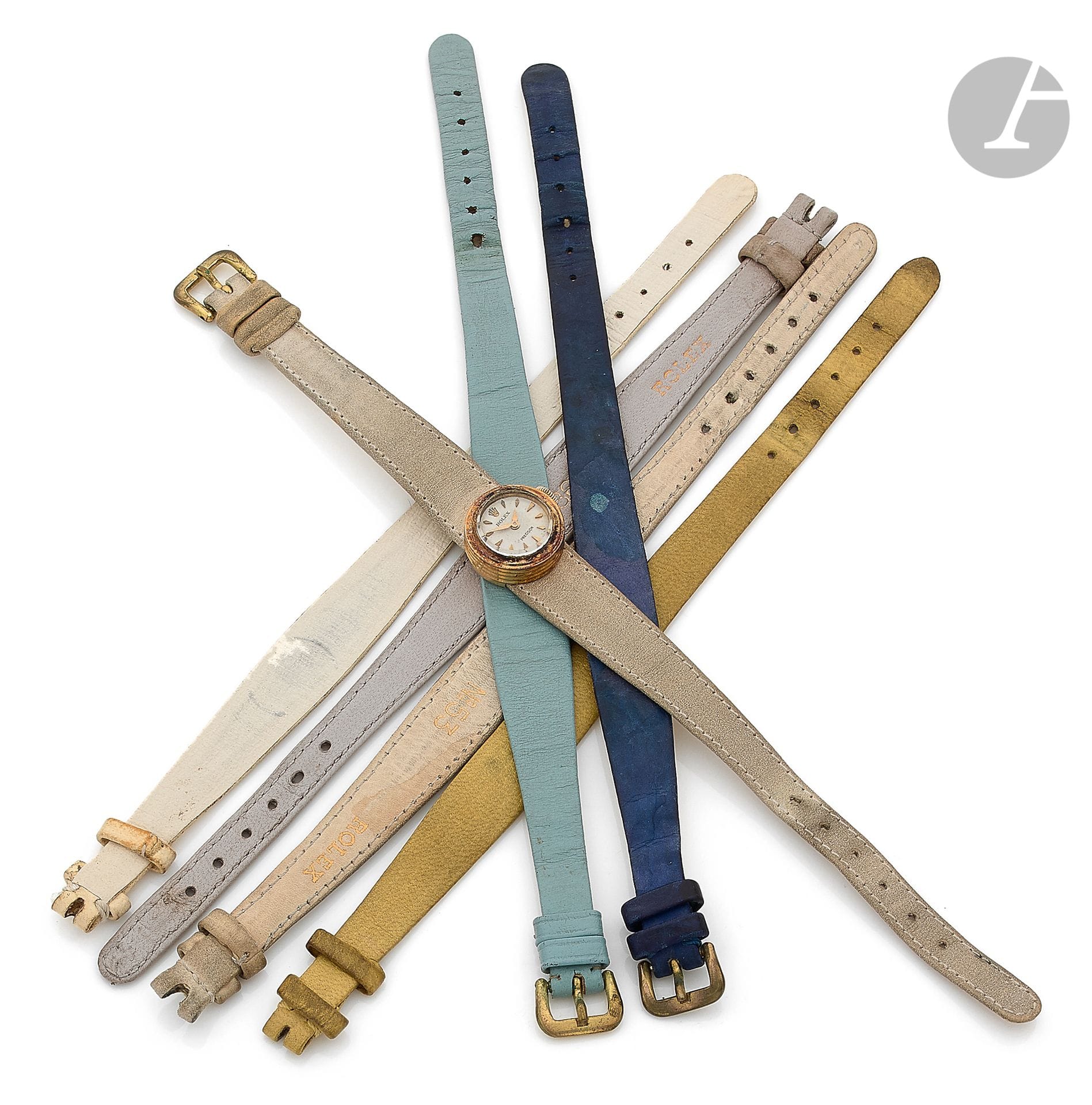 ROLEX Caméléon. Vers 1960

Montre bracelet pour femme en or 18K (750), cadran blanc, index bâtons appliqués formant les heures, mouvement à remontage mécanique, bracelet cuir boucle ardillon en métal doré. Cadran, boîtier et mouvement signés. Diamètre : 16 mm. Poids brut :  8,8 g

La montre est accompagnée de 6 bracelets en cuir supplémentaires et d’un écrin Bucherer.