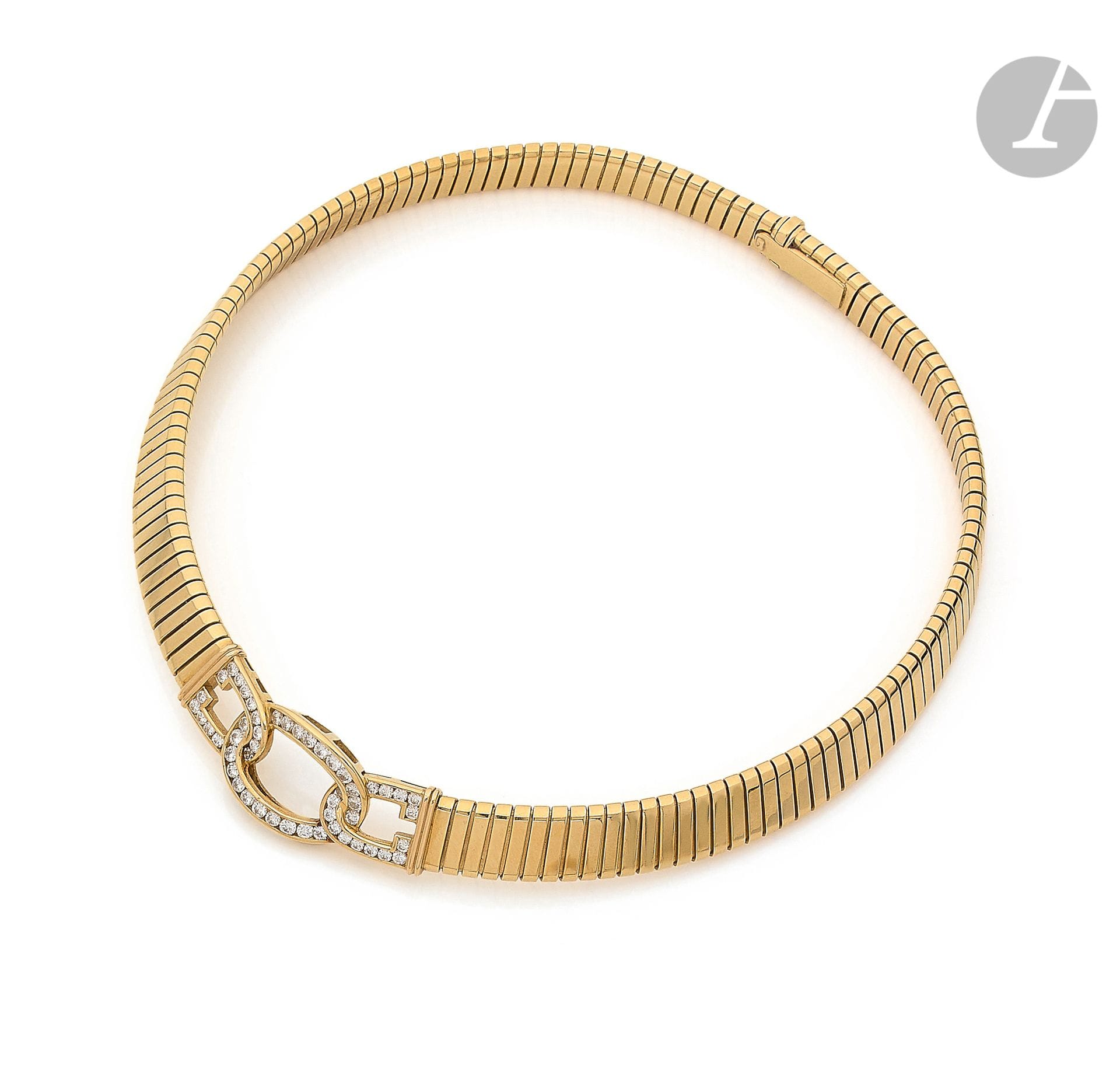 Necklace in 18K (750) gold, flat tubogas, with links set with round brilliant-cut diamonds. Length : 39 cm approximately. Gross weight : 92,6 g



A necklace set with diamonds