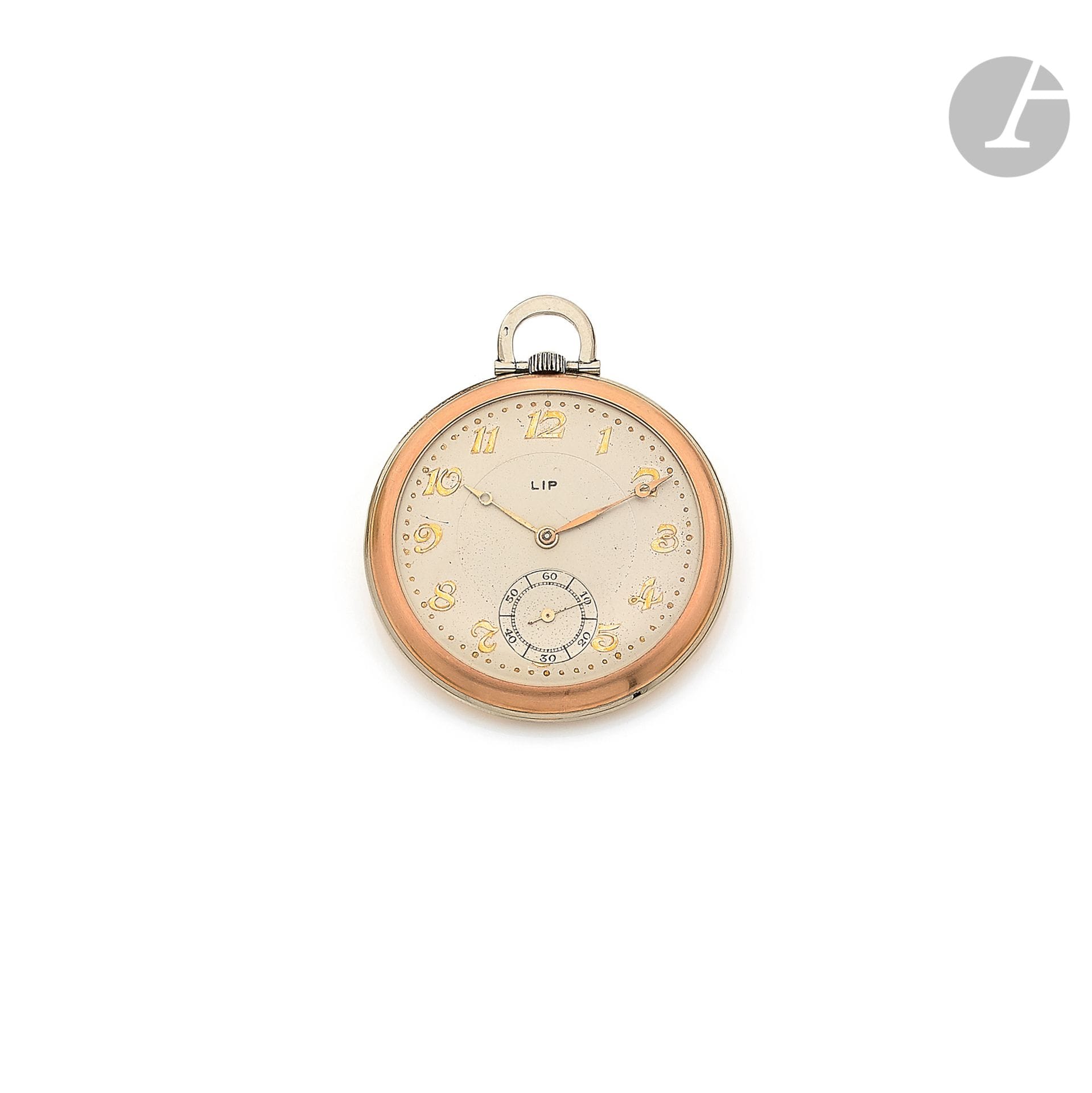 LIP. Vers 1930

N° 68107

Montre de poche en or gris et or rose 18K (750), cadran peint, index chiffres arabes formant les heures, trotteuse à 6H, mouvement à remontoir (fonctionne), boîtier gravé d’un décor géométrique. Diamètre : 46 mm. Poids brut : 48 g