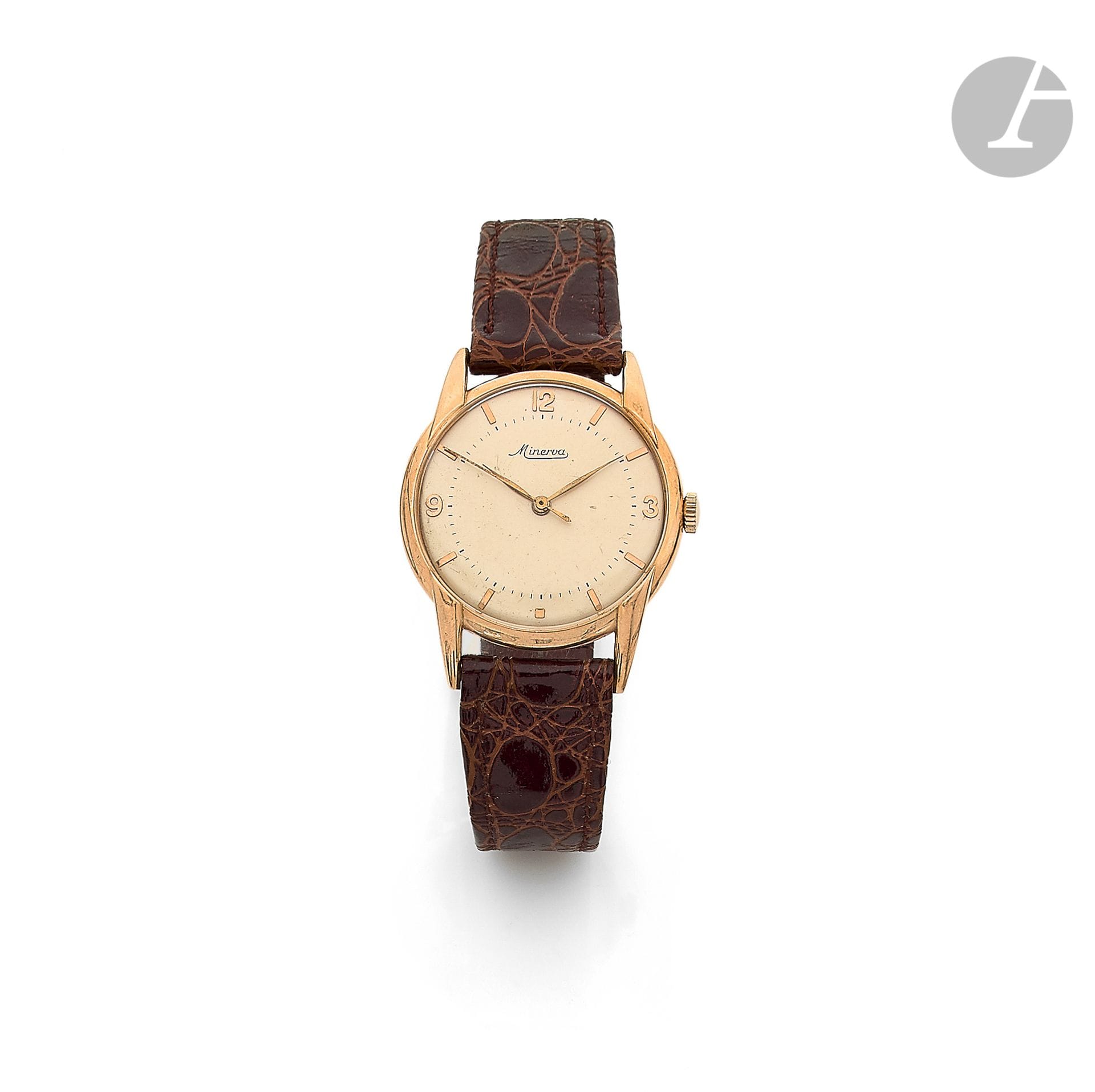 MINERVA. Vers 1960

N° 1 0003

Montre bracelet pour homme en or 18K (750), cadran blanc, index bâtons appliqués formant les heures, trotteuse centrale, mouvement à remontage mécanique, bracelet cuir. Cadran, boîtier et mouvement signés. Diamètre : 34 mm. Poids brut : 35,4 g