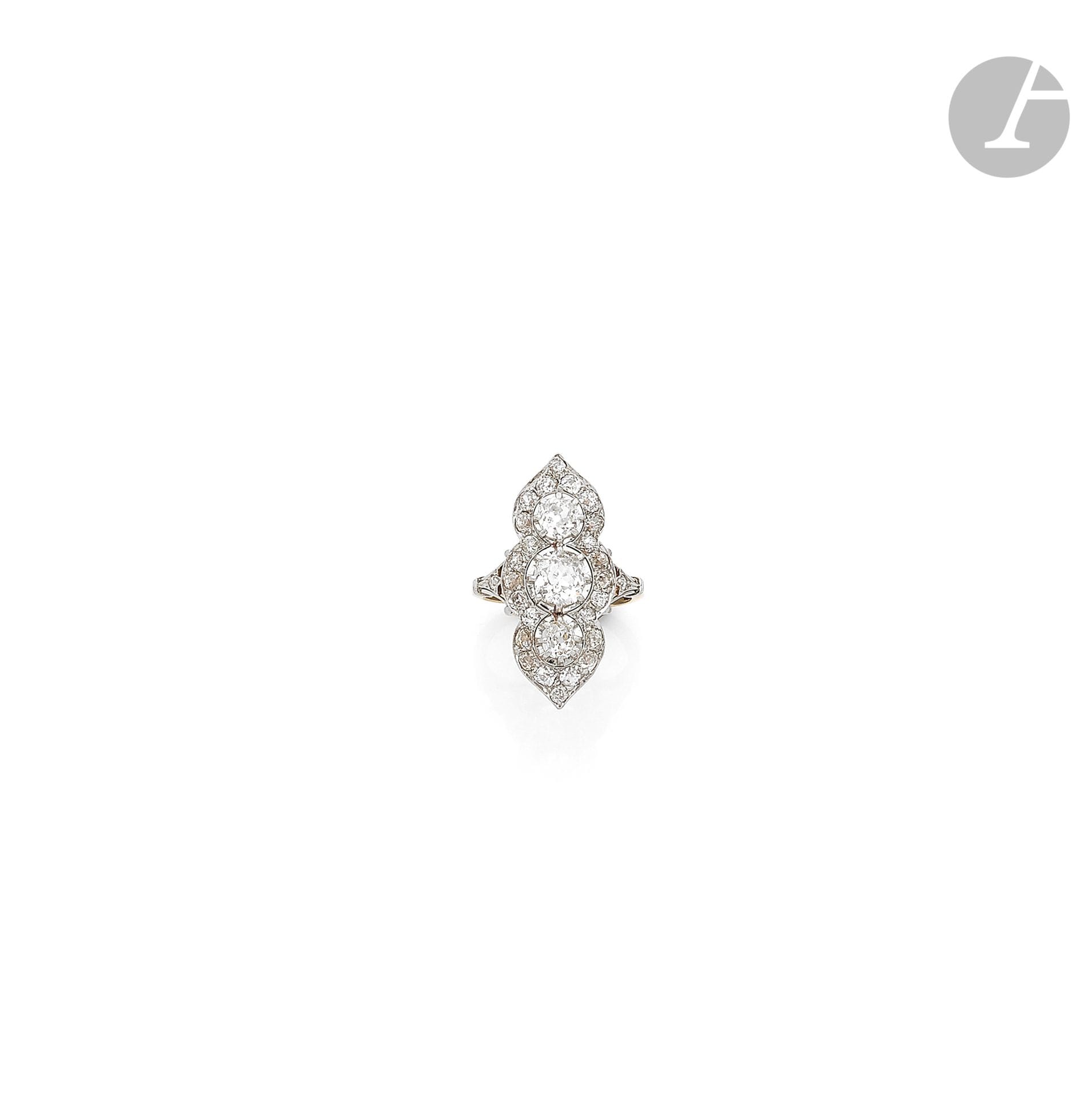 Bague en or 18K (750) et en platine, sertie d’une ligne de 3 diamants de taille ancienne entourés de diamants de taille ancienne plus petits. Travail français du début du XXe siècle. Tour de doigt : 55. Poids brut : 7 g (chocs)



A french early 20th century ring set with diamonds