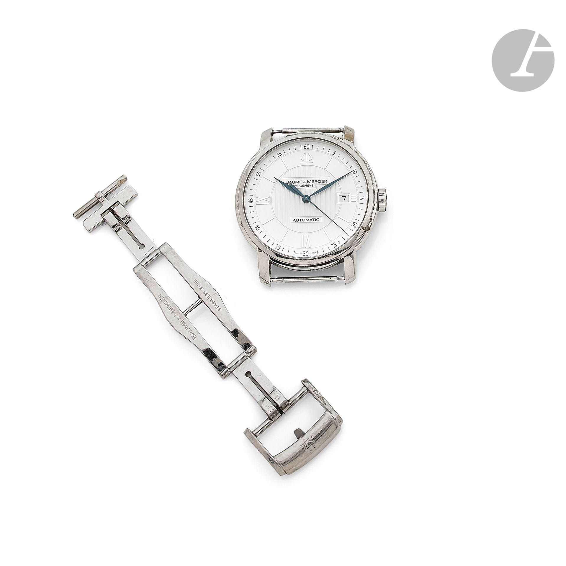 BAUME & MERCIER 

N° 5856979

Men's stainless steel wristwatch, white dial, applied Roman numerals and baton hour markers, date window at 3 o'clock, self-winding mechanical movement, leather strap missing. Dial, case and movement signed. Diameter: 39 mm The watch comes with its steel folding clasp.