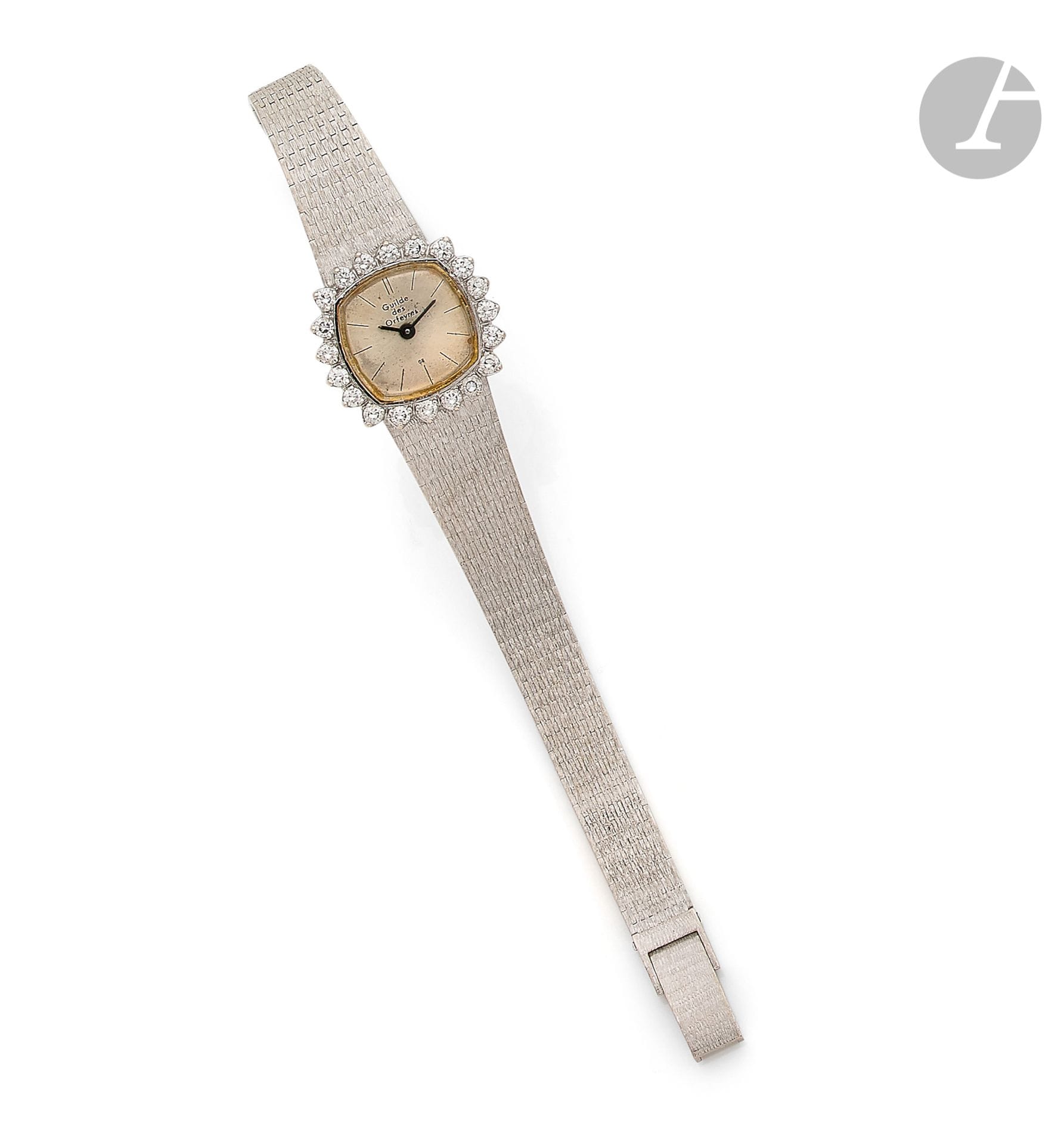 Goldsmiths' Guide. Circa 1970

Ladies' wristwatch in 18K (750) white gold, bezel set with 20 brilliant-cut diamonds, white dial, baton hour markers, mechanical winding movement, integrated 18K white gold bracelet. Length: 18 cm Gross weight: 36.5 g

The watch comes with its case.