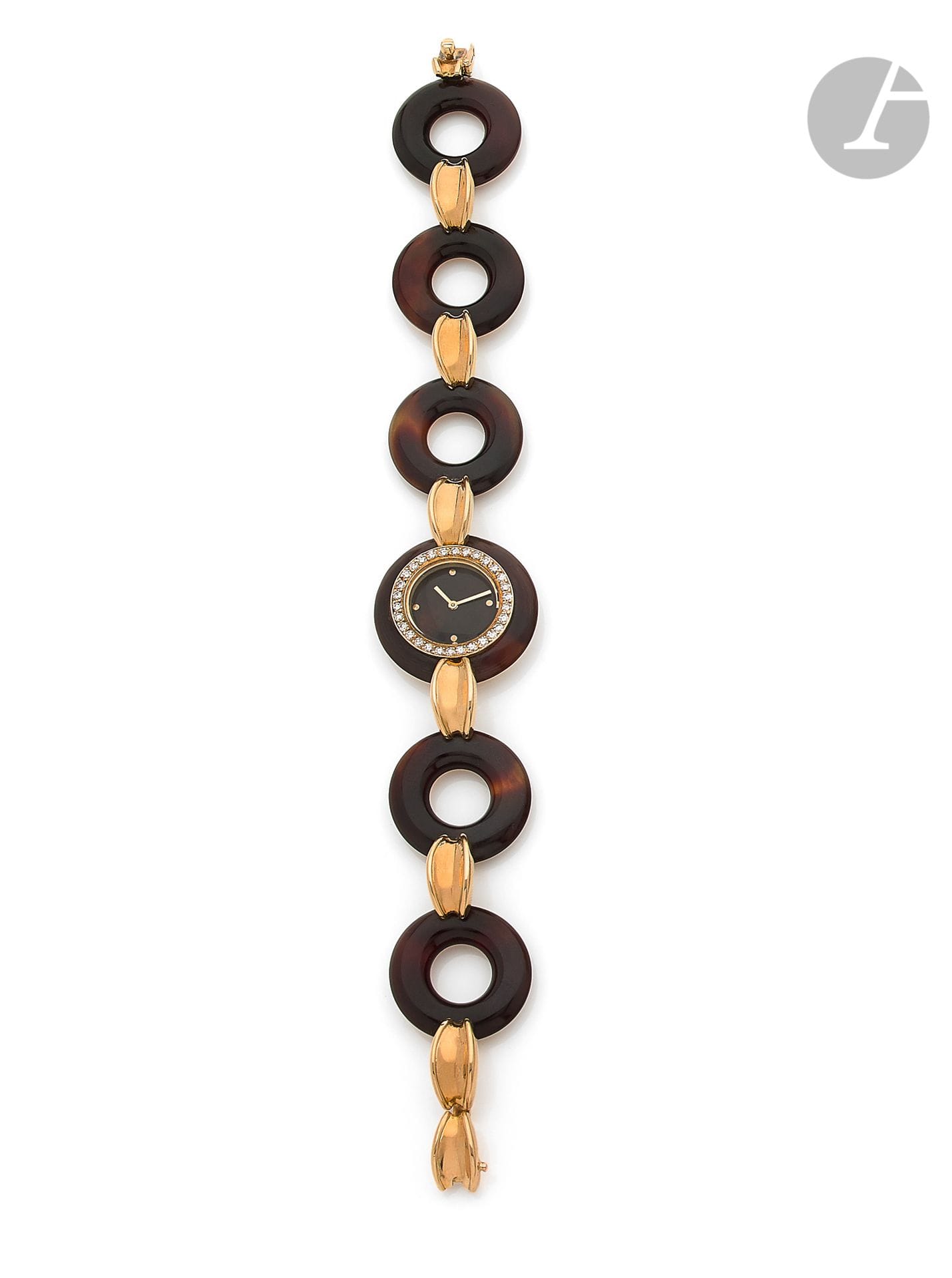 BOUCHERON. Circa 1970

Ladies' wristwatch in 18K (750) gold, bezel set with brilliant-cut diamonds, tortoiseshell dial, 4 round hour markers, mechanical movement (working). Bracelet with 5 round tortoiseshell links. Case and movement signed. Length : 19 cm. Gross weight : 44,3 g

The watch comes with an additional link.