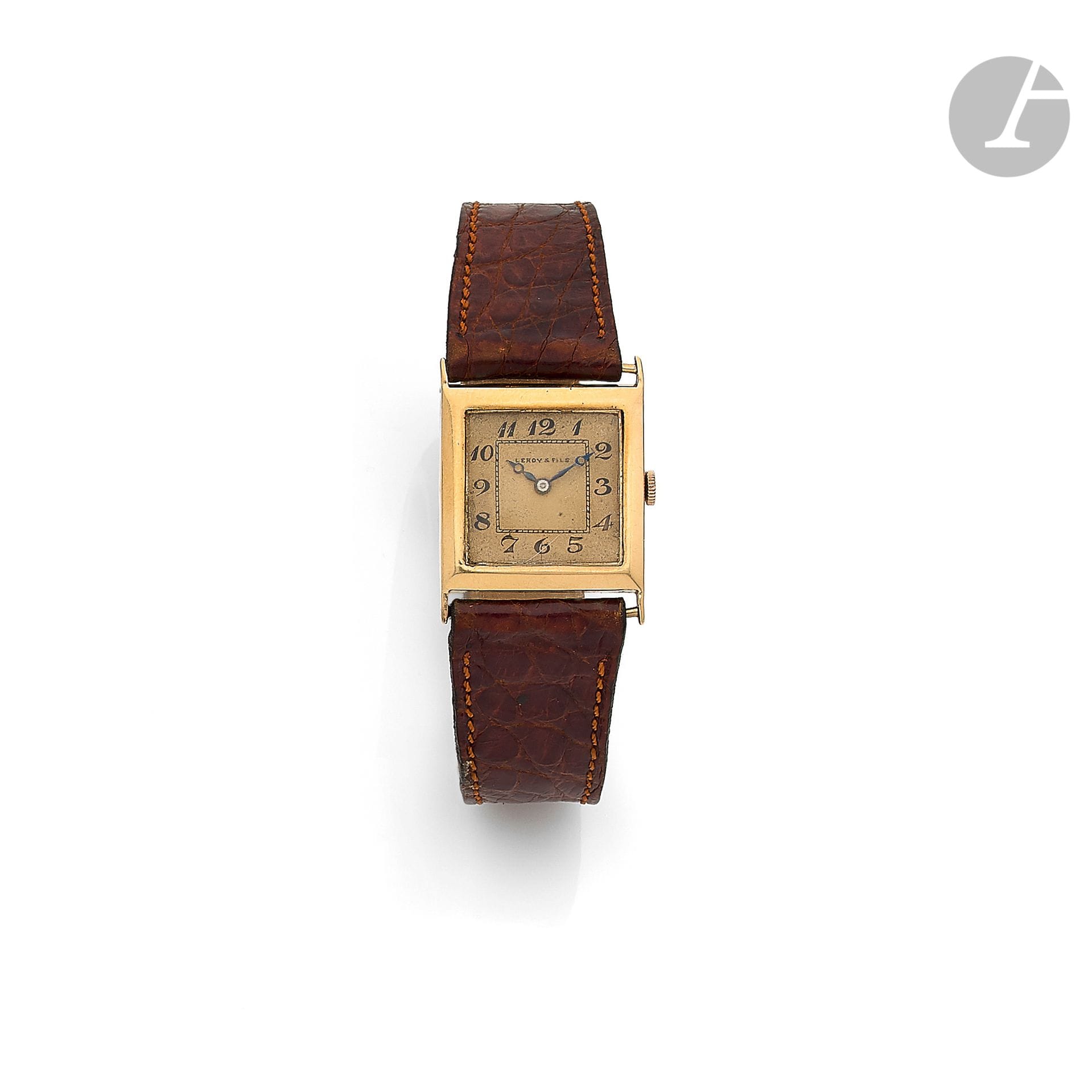 LEROY & Fils. Vers 1940

N° 64971-153173

Montre bracelet en or 18K (750), cadran peint, index chiffres arabes formant les heures, mouvement à remontage mécanique, bracelet cuir. Cadran et mouvement signés. Dimensions : 23 mm x 30 mm. Poids brut : 23,4 g
