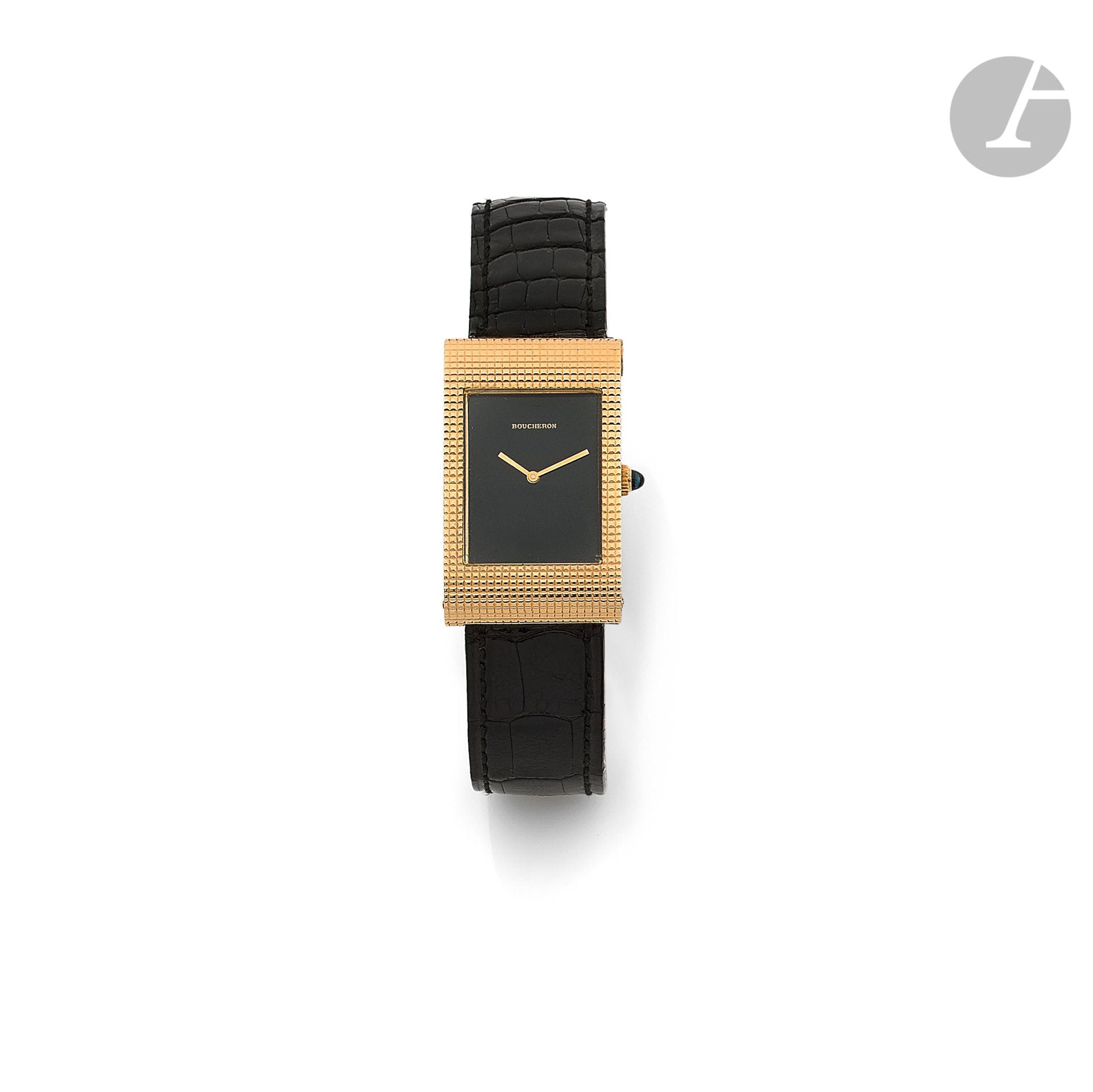 BOUCHERON. Vers 1970

N° 908247

Montre bracelet pour homme en or 18K (750), cadran noir, mouvement à remontage mécanique, boîtier type pointe de diamant, bracelet cuir avec son système de fixation. Cadran, boîtier et mouvement signés. Dimensions : 22 mm x 36 mm. Poids brut : 36,6 g