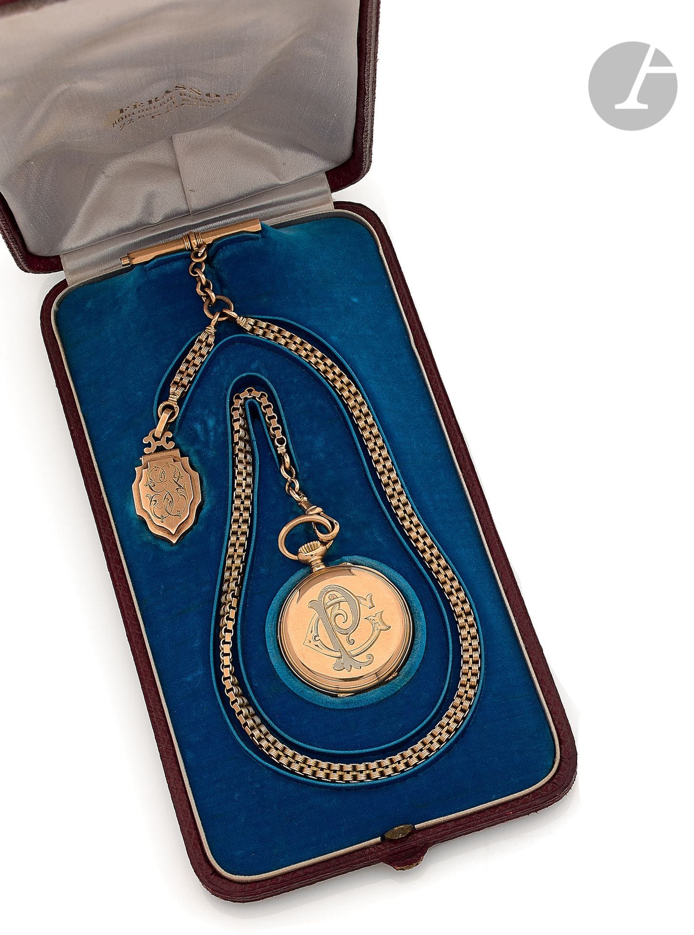 FERASSON. Vers 1870

N° 153505

Montre de col en or 18K (750) avec sa chaîne en or 18K, cadran émail blanc, index chiffres romains formant les heures, mouvement à remontoir, boîtier gravé d’initiales, chaîne avec une clé et un porte souvenir. Poids brut de la montre : 26 g Diamètre : 31 mm. Poids de la chaîne : 35,5 g

La montre est accompagnée de son écrin.