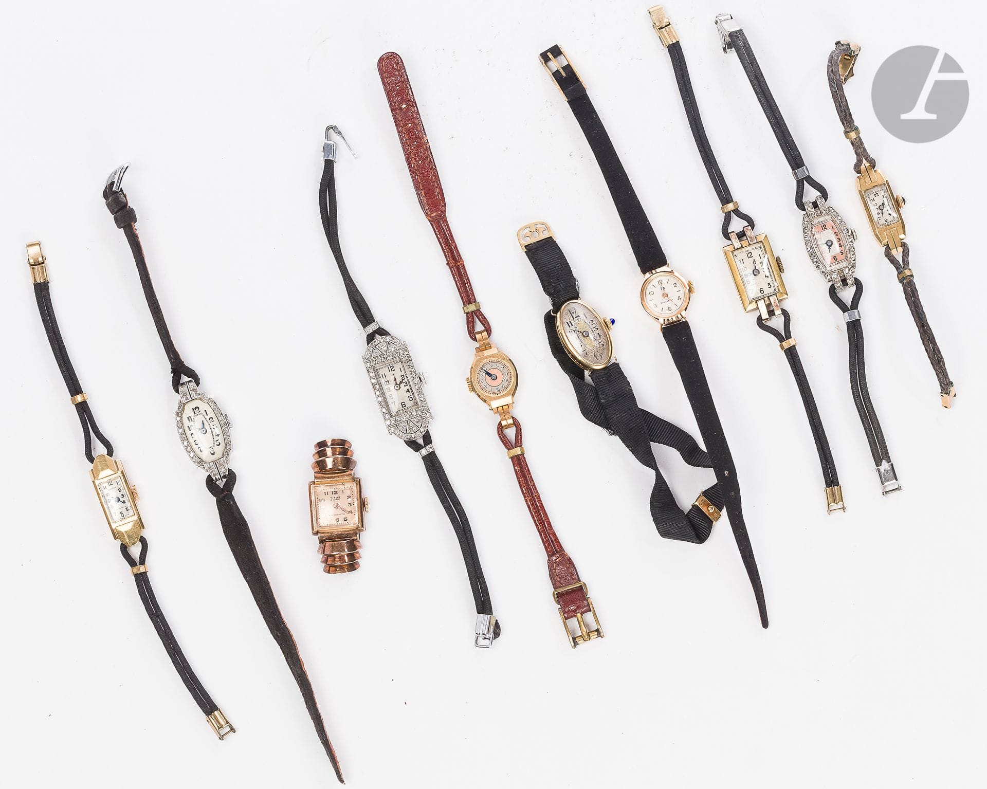 Ensemble de 10 montres pour femme en or 18K (750), en l’état. Poids brut : 81,1 g

On joint une montre en métal doré