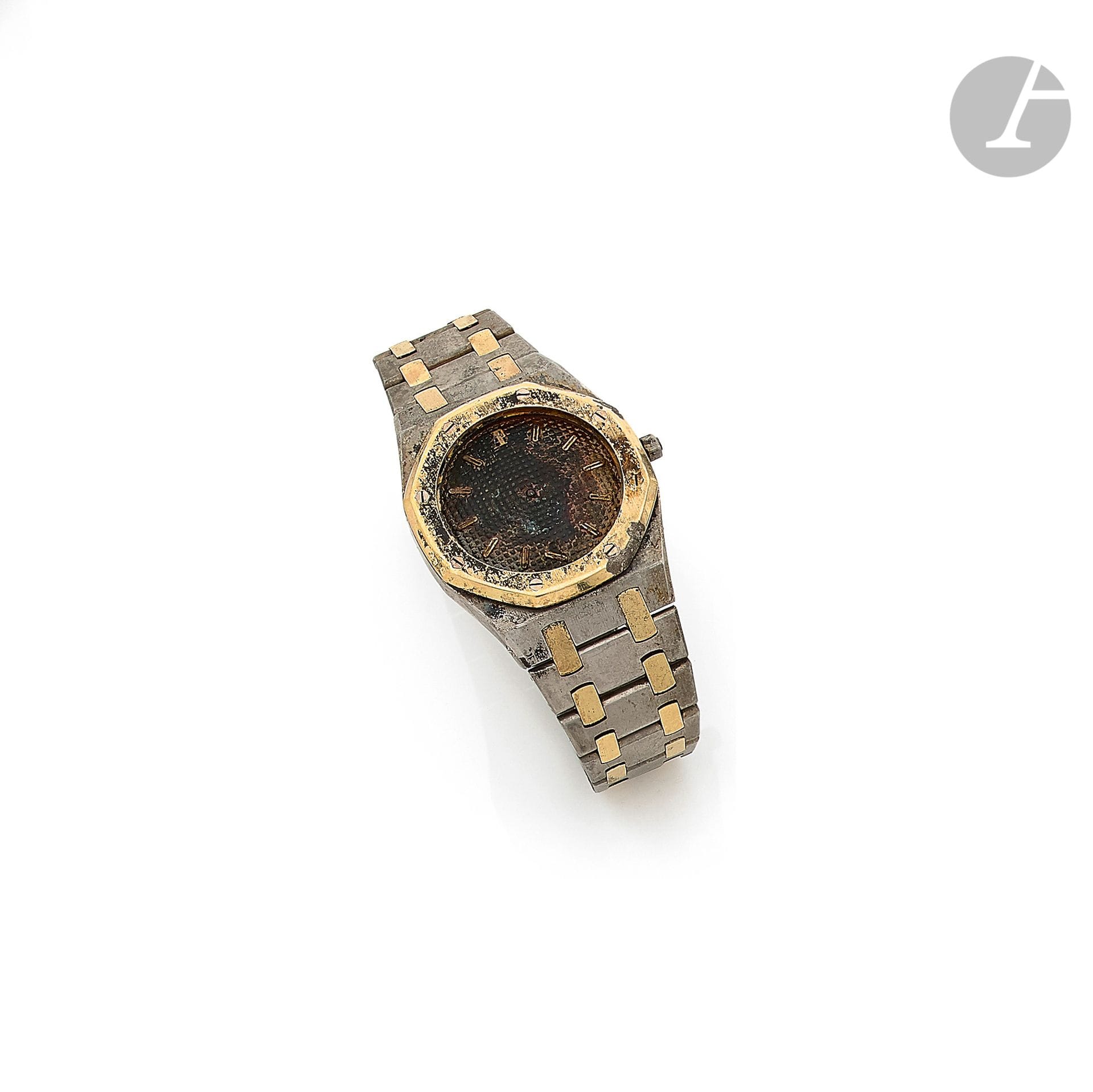 AUDEMARS PIGUET Royal Oak

N°1616

Montre bracelet pour femme en or 18K (750) et acier. Cadran doré noirci, index chiffres romains formant les heures. Mouvement à quartz. Bracelet en or et acier intégré. Diamètre : 30 mm

Montre nécessitant une totale réparation.