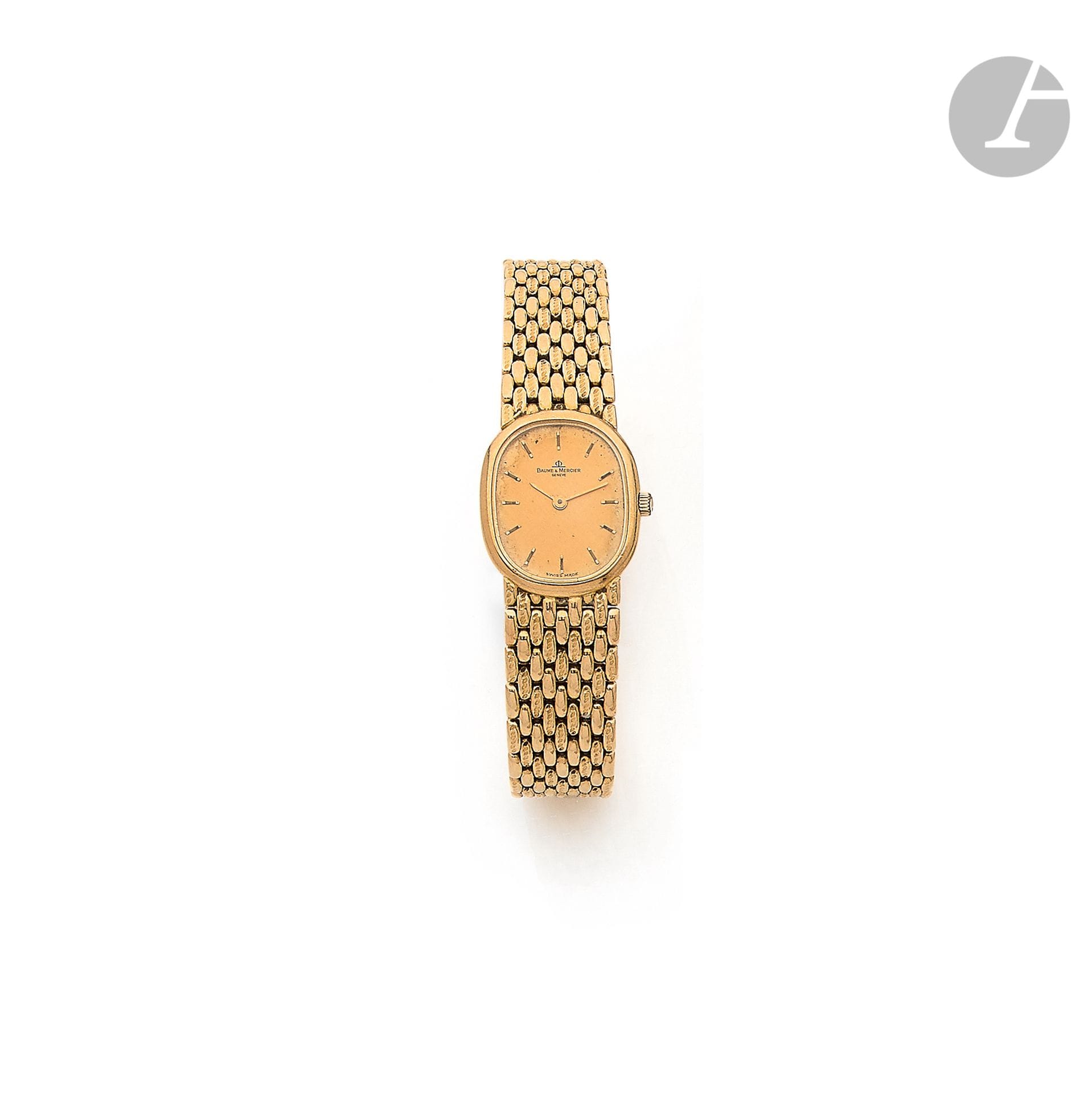 BAUME & MERCIER. Vers 1970

N° 1626396

Montre bracelet pour femme en or 18K (750), cadran doré, index bâtons appliqués formant les heures, mouvement à quartz (pile non vérifiée), bracelet intégré en or 18K, avec sa boucle signée. Cadran, boîtier et mouvement signés. Longueur : 18,5 cm. Poids brut : 46,3 g