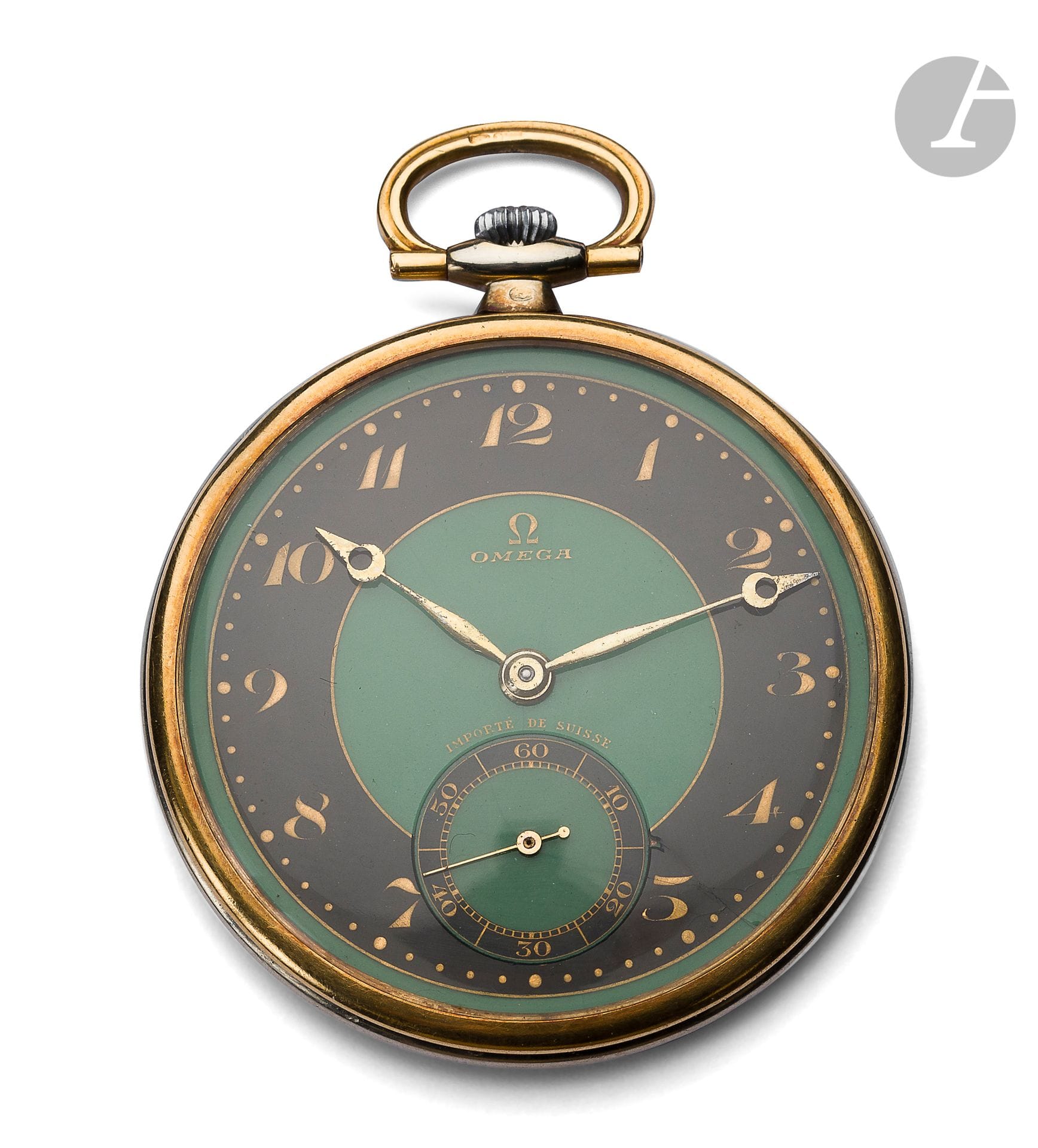 OMEGA. Vers 1930

Montre de poche en or gris et or jaune 18K (750), cadran 2 tons vert et noir émaillé (cheveux et accident). Index chiffres arabes formant les heures, trotteuse à 6H. Mouvement à remontoir, boîtier lisse. Cadran, boîtier et mouvement signés. Diamètre : 43 mm. Poids brut : 47,8 g