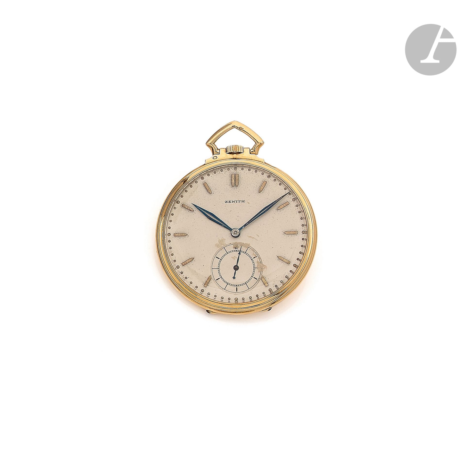 ZENITH.  Vers 1930

N° 29166

Montre de poche en or 18K (750), cadran peint, index chiffres bâtons formant les heures, trotteuse à 6H, mouvement à remontoir N° 17081 (fonctionne), boîtier gravé d’un décor géométrique. Cadran, boîtier et mouvement signés. Diamètre : 46 mm. Poids brut : 47 g