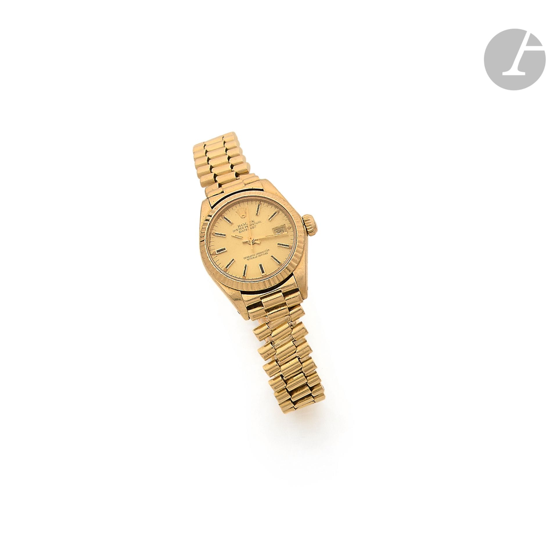 ROLEX Lady DATEJUST. Circa 1980

18K (750) gold ladies' wristwatch, gold dial, applied baton hour markers, date window at 3 o'clock, self-winding mechanical movement, 18K gold president-type bracelet (accident to one link, wear and tear and deformation), with signed folding clasp. Dial, case and movement signed. Diameter: 26 mm. Gross weight: 64.5 g