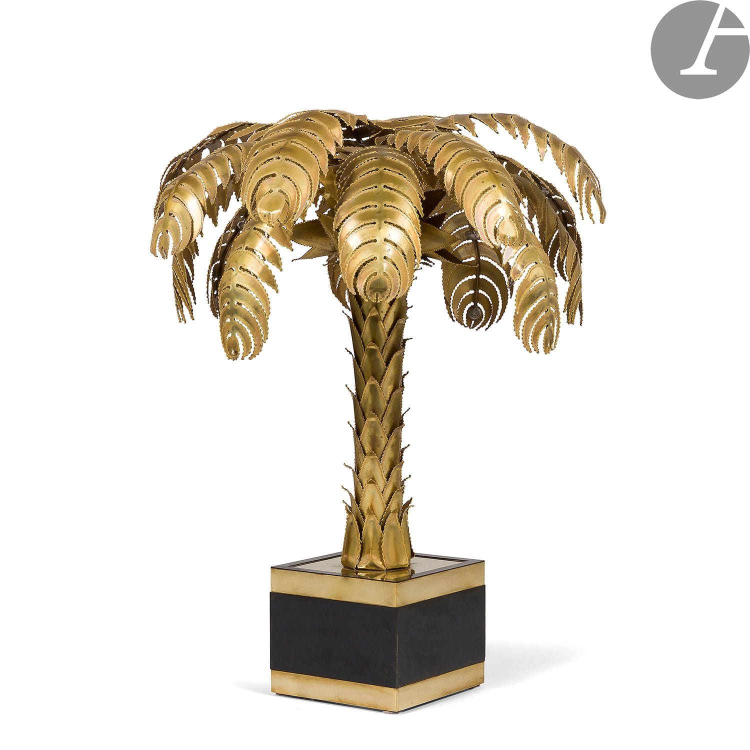 CHRISTIAN TECHOUEYRES (XXth-XXIst) SCULPTOR-DESIGNER & MAISON JANSEN ÉDITEURPalm tree
, medium
sizeFloor
lamp.

The palm tree is made of cut and brazed brass leaves.
The flower box is veneered with black melamine and decorated with brass strips.

Height : 83 cm - Diameter : 70 cm





