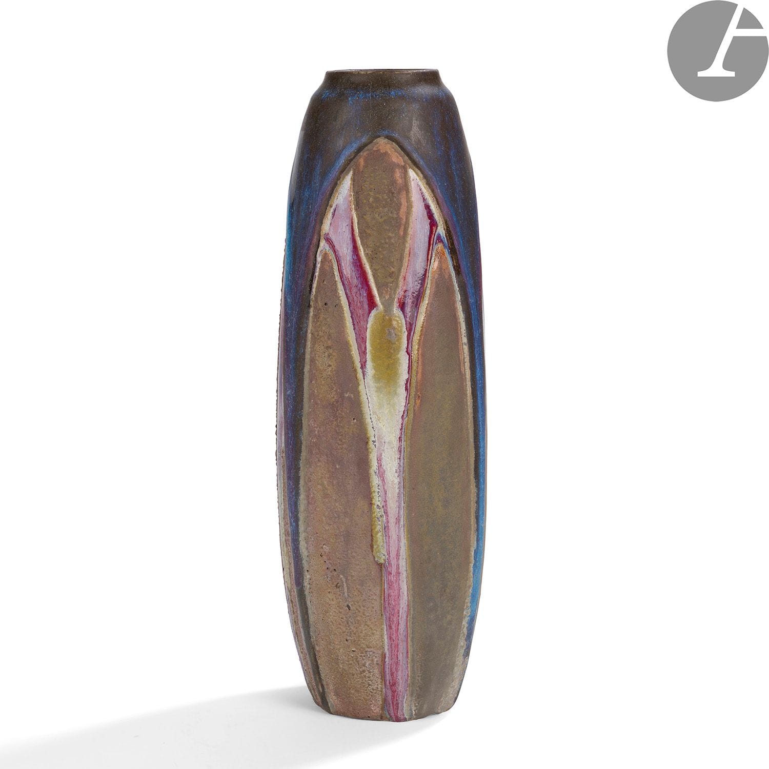 RAOUL LACHENAL (1885-1956)
Ogives, pièce unique
Important vase obus ; le décor titre en relief.
Épreuve en grès émaillé polychrome ; les réserves traitées beige, les reliefs, colorés aubergine et nuancés de vert foncé, se répandant en coulures.
Quelques éclats à la base.
Signé LACHENAL et monogrammé RL (lettres dos à dos) et marqué Unique sous la base.
Hauteur : 32 cm