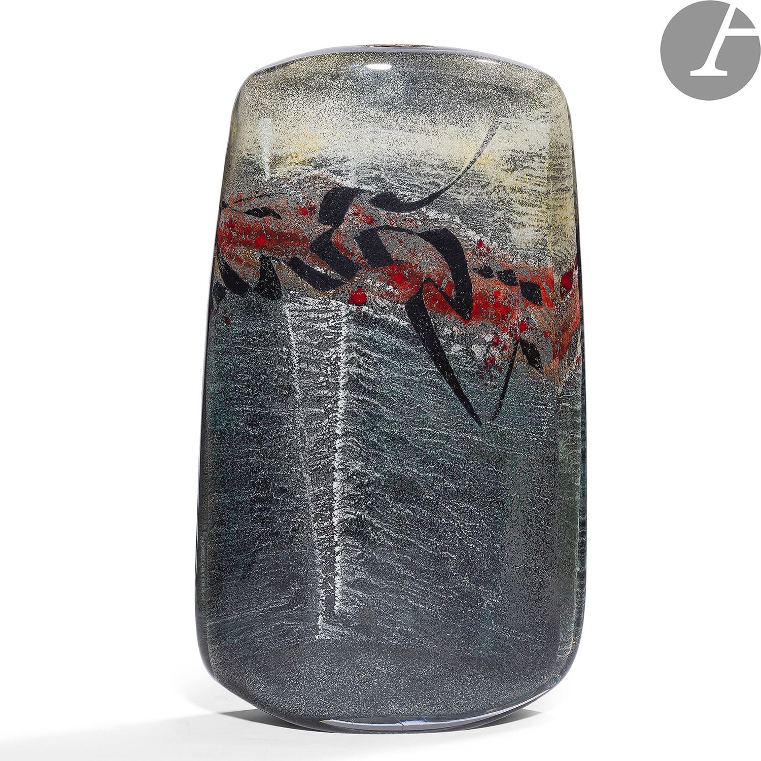 ALAIN ET MARISA BÉGOU [FRANÇAIS] (NÉS EN 1945 ET 1948) 
Imposant vase en verre soufflé de forme tendue aux bords arrondis et col resserré, dans les tons jaune, vert, rouge et gris, à décor calligraphique noir. 
Pièce réalisée en 2004. 
Signé et numéroté 22.21.03 à la base. 
Hauteur : 56 cm – Longueur : 32 cm – Profondeur : 12 cm

Ce lot a été décrit par M. Yann Lesteven, expert en verrerie contemporaine.