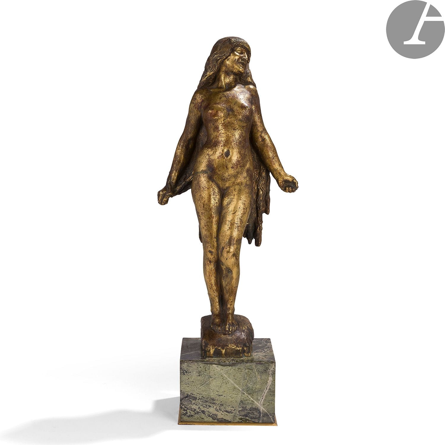MAX BLONDAT (1872-1925)
Jeune fille en cheveux, le motif conçu vers [1920]
Sculpture. 
Épreuve en bronze doré et patiné prune et noir.
Fonte à la cire perdue.
Édition ancienne réalisée par Claude Valsuani.
Base en marbre sur socle en laiton doré.
Signée Max BLONDAT dans un cartouche et porte le cachet de fondeur C. VALSUANI Cire perdue sur le côté gauche.
Hauteur base comprise : 54 cm
Hauteur sujet seul : 45 cm