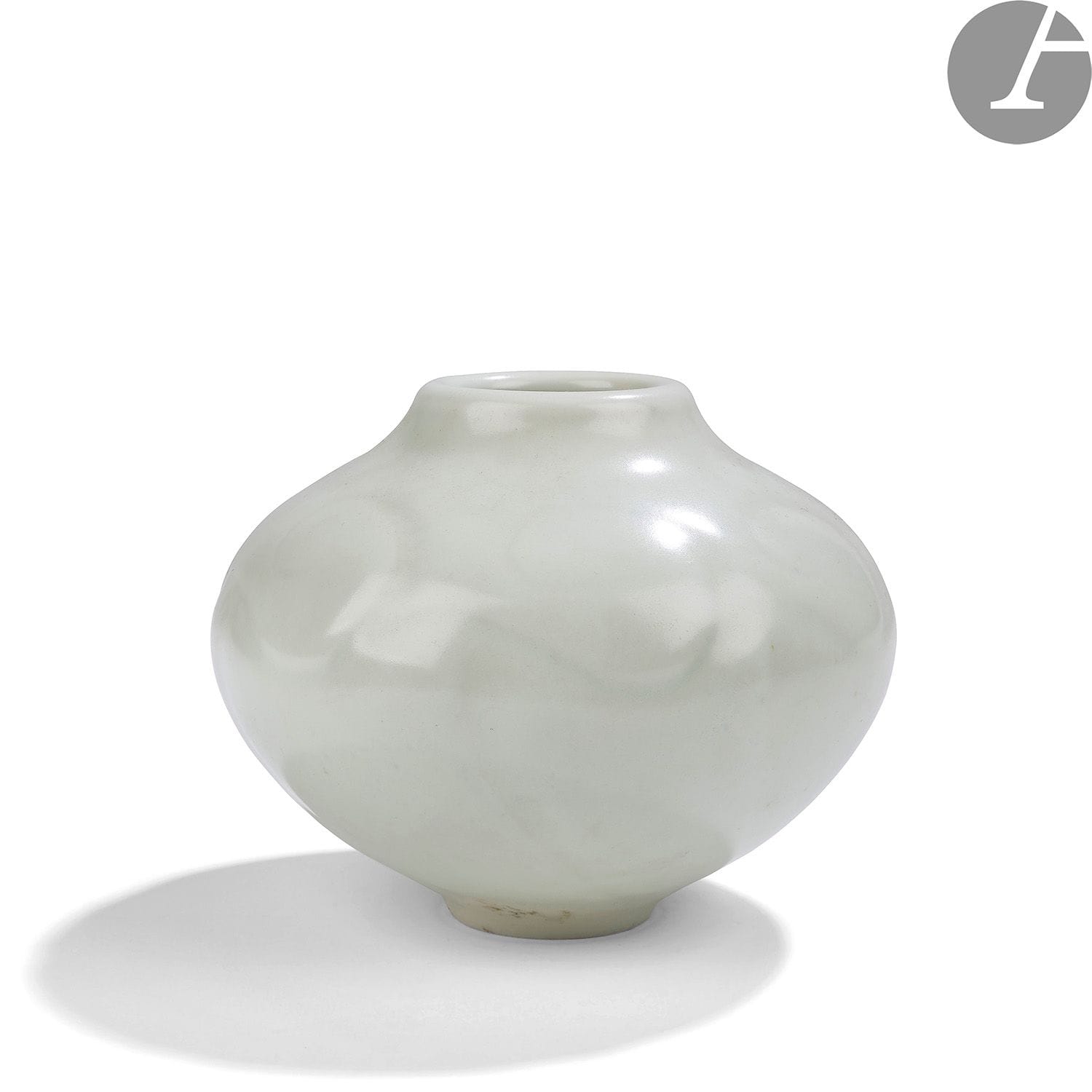 JEAN GIREL (NÉ EN 1947) – COLLECTION MARIE-CHRISTINE DAVID
Vase toupie à col annulaire.
Épreuve en porcelaine émaillée gris-vert céladon au décor gravé sous couverte.
Circa 1990.
Signé Jean GIREL sous la base.
Hauteur : 11 cm – Diamètre : 15 cm

Provenance :
Succession Marie-Christine David.