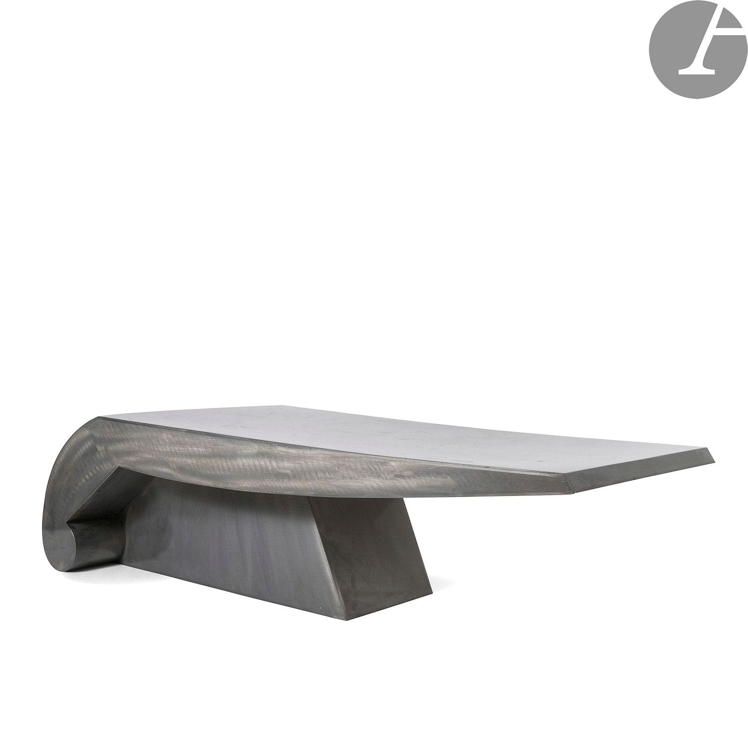 MARTIN SZÉKELY (NÉ EN 1956) DESIGNER & GALERIE NÉOTU ÉDITEUR – COLLECTION MARIE-CHRISTINE DAVID
Passif, le modèle conçu en [1987]
Table basse-sculpture.
Épreuve en feuilles d’acier soudées, polies et traitées en passivation à finition vernie.
Taches et rayures éparses.
Hauteur : 38,5 cm – Longueur : 140 cm – Largeur : 63 cm

Provenance :
Succession Marie-Christine David.

Bibliographie :
Collectif – Martin Székely, meublier-designer – Action Française d’Action Artistique éditeur, Paris, 1995. Un modèle similaire reproduit page 56.