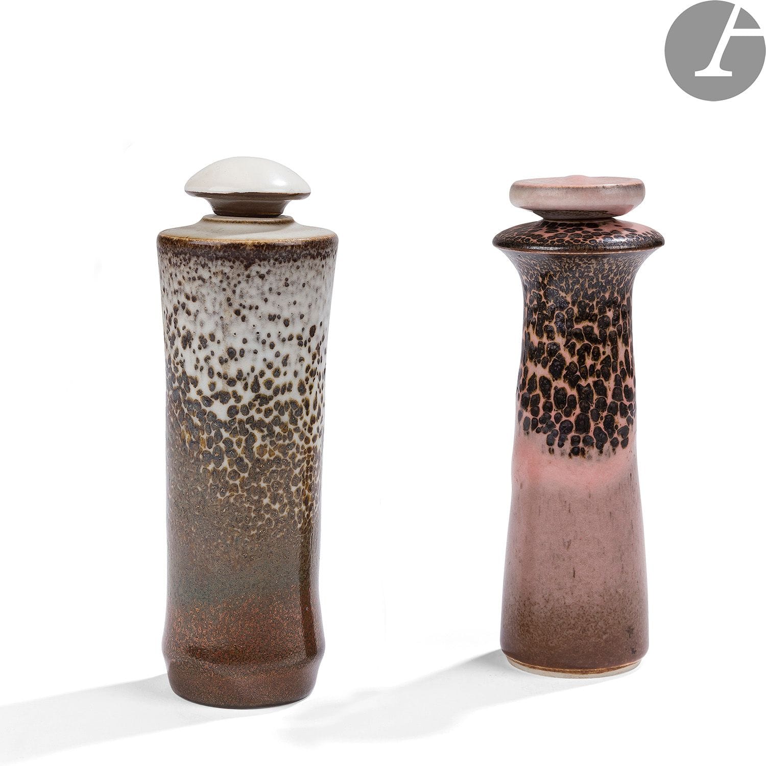 JEAN GIREL (NÉ EN 1947) – COLLECTION MARIE-CHRISTINE DAVID
Deux vases couverts ou flacons ; l’un tronconique, l’autre légèrement diabolo.
Épreuves en porcelaine émaillée polychrome aux décor dit Taches d’huile.
Un accident à la tige du bouchon du pot diabolo.
Chaque pièce signée et datée Jean GIREL 19(86) sous la base.
Hauteur : 14,2 cm et 15 cm 

Provenance :
Succession Marie-Christine David.