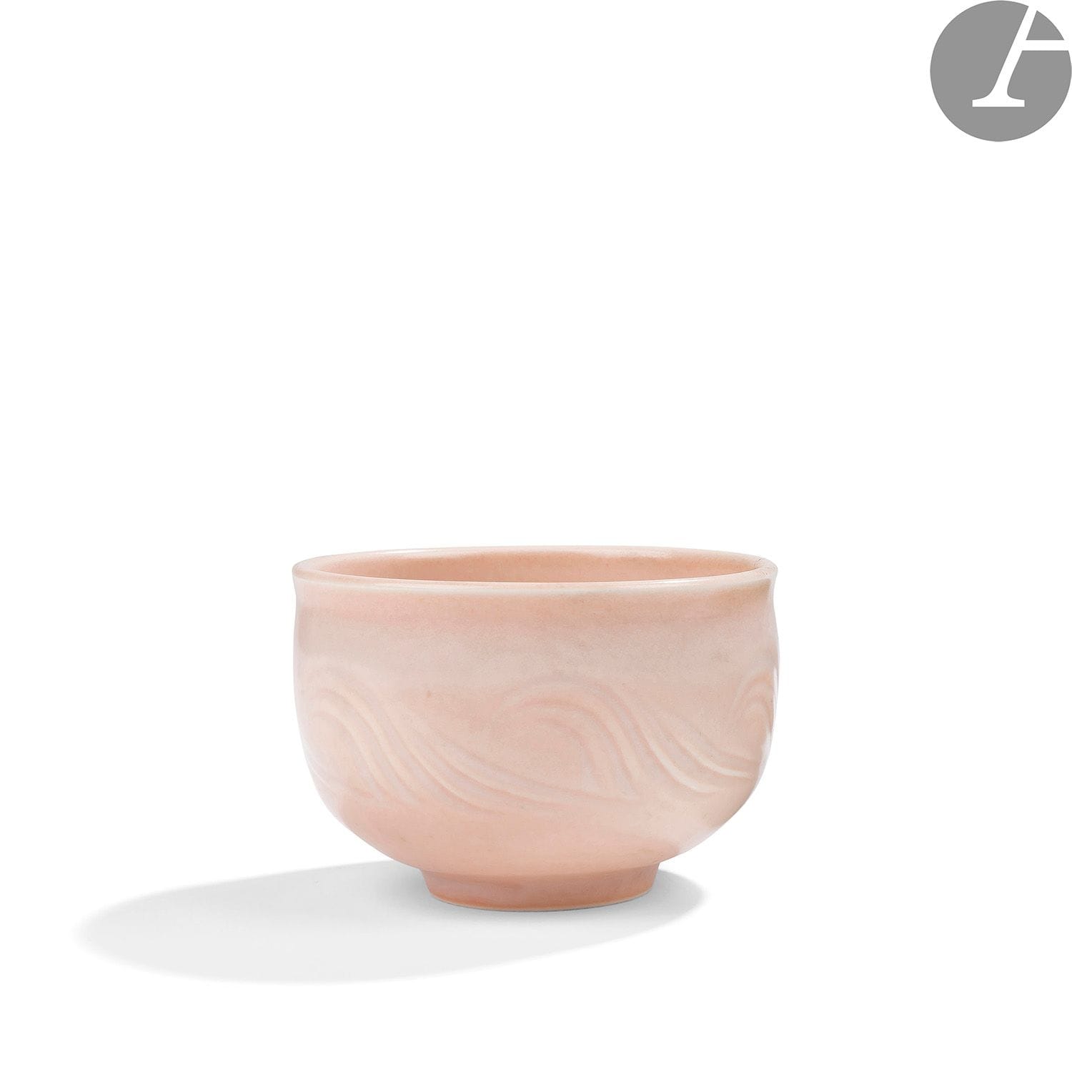 JEAN GIREL (NÉ EN 1947) – COLLECTION MARIE-CHRISTINE DAVID
Coupe sur talon.
Épreuve en porcelaine émaillée saumon au décor gravé d’ondes sous couverte.
Signée et datée Jean GIREL 19(87) sous la base.
Hauteur : 7,5 cm – Diamètre : 11 cm

Provenance :
Succession Marie-Christine David.