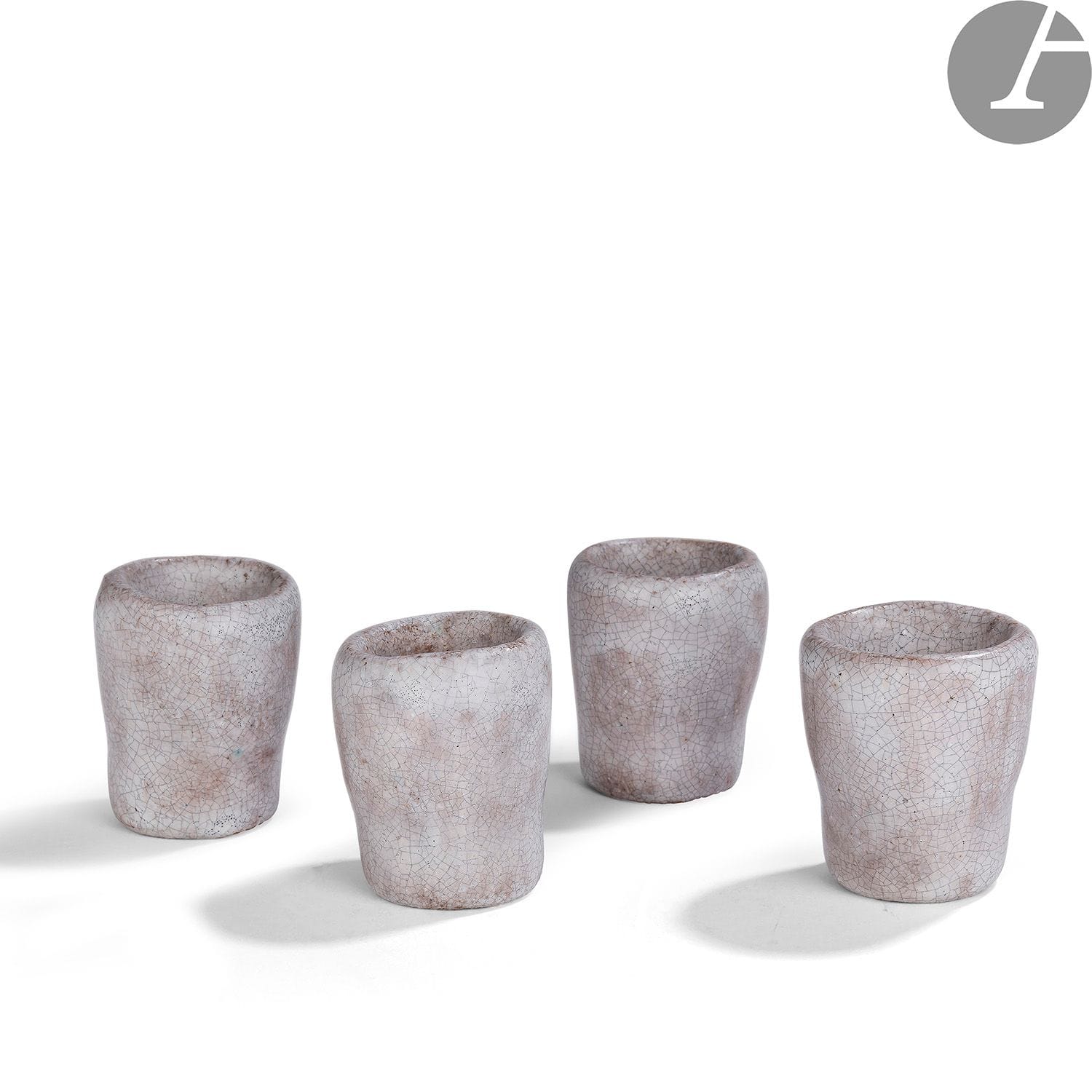VÉRA SZÉKELY (1919-1995) & PIERRE SZÉKELY (1923-2001) & ANDRÉ BORDERIE (1923-1998) 
Suite de 4 verres à saké pouvant former suite de 4 bougeoirs de table.
Épreuves en céramique émaillée ; la couverte gris-blanc aux très fines craquelures.
Années 1950.
Un très léger saut d’émail en pourtour de l’un des verres.
Chaque verre signé des monogrammes entremêlés au revers. 
Hauteur : 5,2 cm
