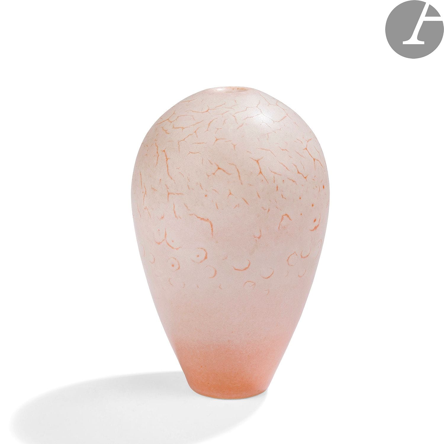 JEAN GIREL (NÉ EN 1947) – COLLECTION MARIE-CHRISTINE DAVID
Vase ovoïde à col soliflore.
Épreuve en porcelaine ; la couverte pommelée traitée beige sur fond saumon craquelé.
Circa 1990.
Signé Jean GIREL sous la base.
Hauteur : 14,5 cm

Provenance :
Succession Marie-Christine David.