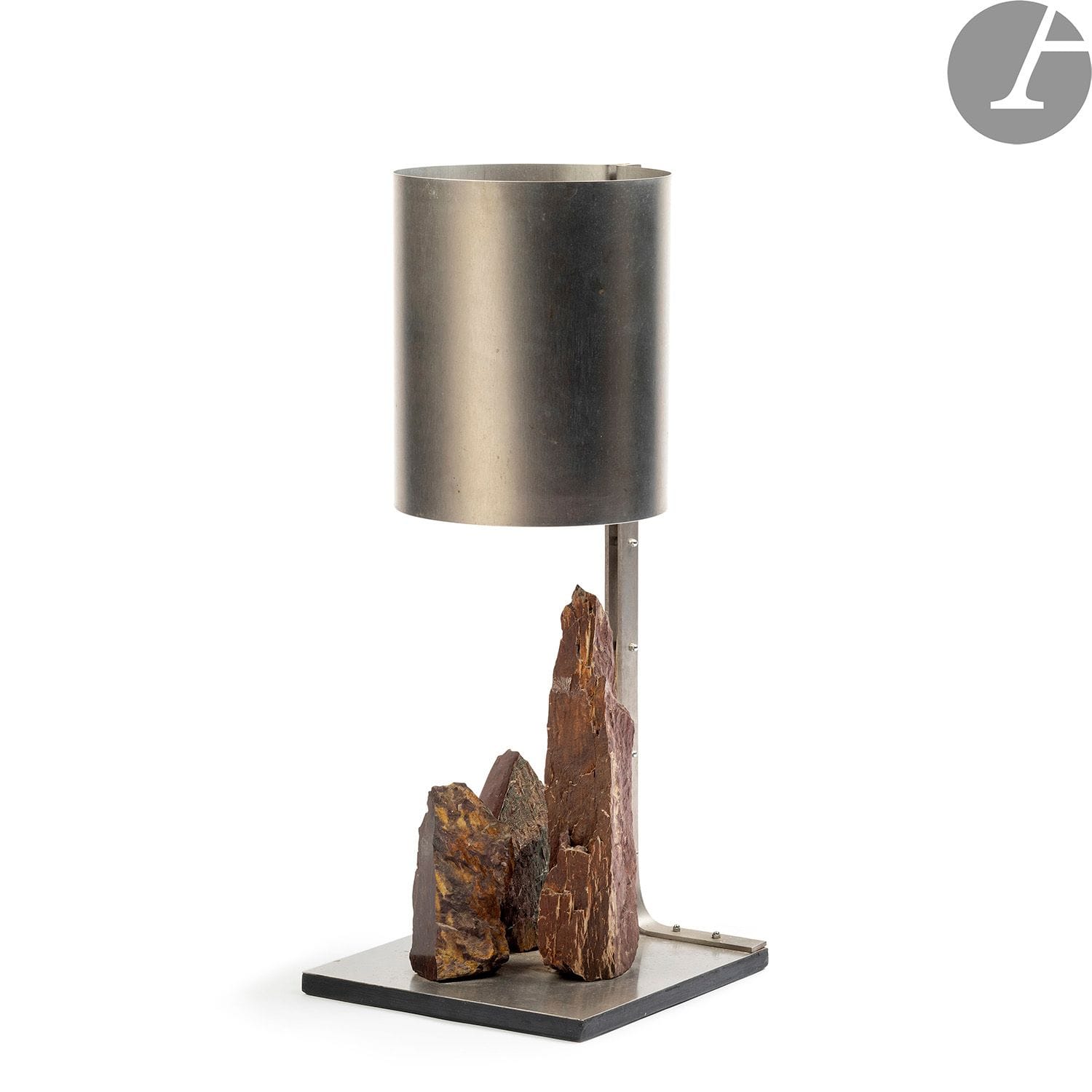 TRAVAIL DES ANNÉES 1960-70 
Minéraux
Importante lampe de salon.
Épreuve en inox et tôle d’inox.
Le décor titre traité en motifs décoratifs sur la base.
Hauteur : 72,4 cm – Longueur : 30 cm – Profondeur : 32 cm

Provenance :
Collection Pierre Vago (1910-2002).