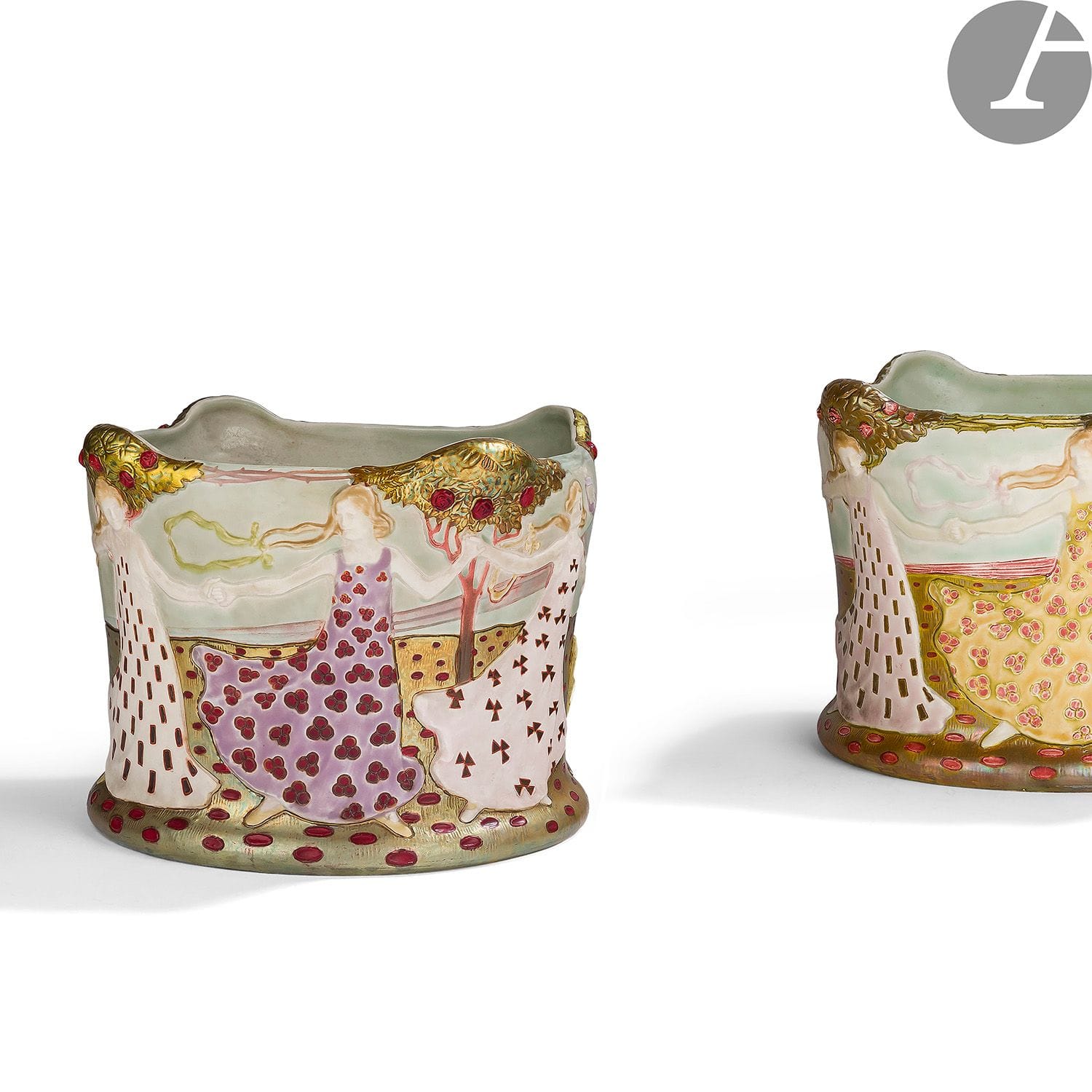 
MANUFACTURE VILMOS ZSOLNAY (1828-1900) À PÉCS 



Ronde de femmes à l’évocation de Gustav Klimt, vers 1904



Deux très rares cache-pots formant pendants ; les cols mouvementés, les décors en relief.



Épreuves en céramique émaillée ; les décors traités polychromes, iridescents et à l’éosine.



La conception des décors et/ou de la forme attribuée à Sándor Apáti Abt (1870-1976).



Quelques cheveux sur le fond de chaque pièce, un cheveu en chute de bordure sur un des cache-pots, un manque au nez de l’un des personnages.



Chaque cache-pot porte le cachet circulaire ZSOLNAY Pécs en relief et le numéro 2251 en creux sous la base et le numéro 6107 et le monograme E. B. (de l’éxécutant décorateur) également au revers.



Hauteur : 19 cm – Diamètre : 25,5 cm





Provenance :



Collection particulière, Aube.





Bibliographie :

- Kunstgewerbeblatt – Année 1898. Modèle identique reproduit page 225 dans un article consacré à l’Exposition Internationale de Budapest.

- Éva Csenkey, Éva Hárs, Árpád Weiler – Zsolnay ceramics – Éditions Corvina, 2003. Un modèle identique reproduit dans sous le n° 155 cet ouvrage.

