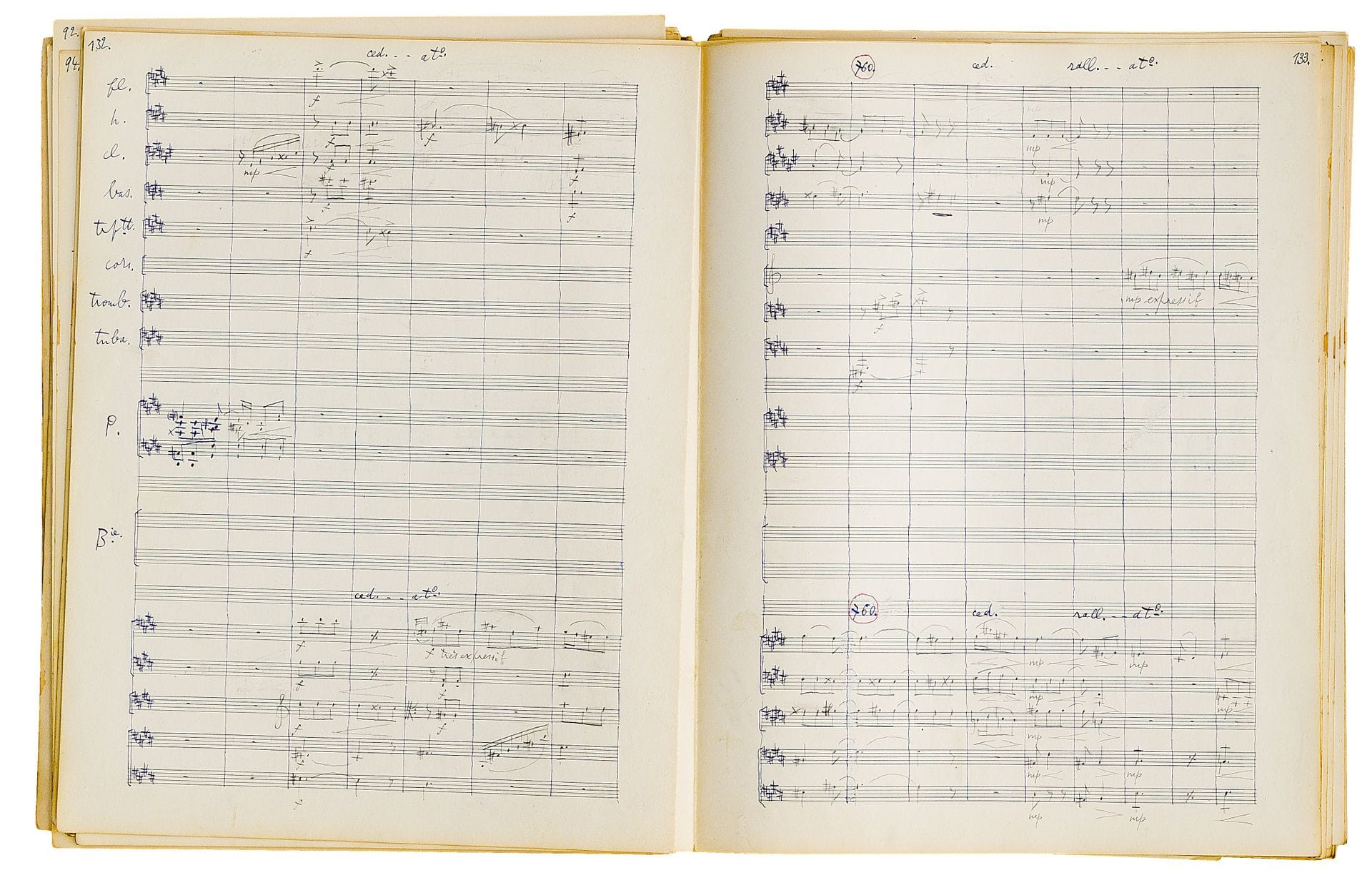 Henri CLIQUET-PLEYEL (1864-1963). Manuscrit musical autographe, Suite picturale, [1957] ; 220 pages 35 x 27 cm sur bifeuillets en cahiers (1er feuillet déchiré).
Partition d’orchestre de cette suite, qui semble inédite, dont la fin manque.
L’orchestre comprend : 2 flûtes, 2 hautbois, 2 clarinettes, 2 bassons, 2 trompettes, tuba, piano, batterie, violons I et II, alti, celli, et basses.
Les divers mouvements s’enchaînent : Sostenuto ; Moderato maestoso ; Moderato pesante ; Molto tranquillo ; Lent, déclamatoire ; Andante grazioso ; Animé ; Très calme ; Allegro con fuoco ; Vif et coloré ; Animato poco capriccioso ; Lent, très calme ; Andante con moto ; Andantino pastorale ; Andante affettuoso ; Très modéré, solide.
Le manuscrit est noté au crayon sur papier 20 lignes, les armatures et mouvements étant à l’encre, ainsi que partiellement la partie de piano.
On joint 21 feuillets de matériel d’orchestre autographe d’une œuvre non identifiée.