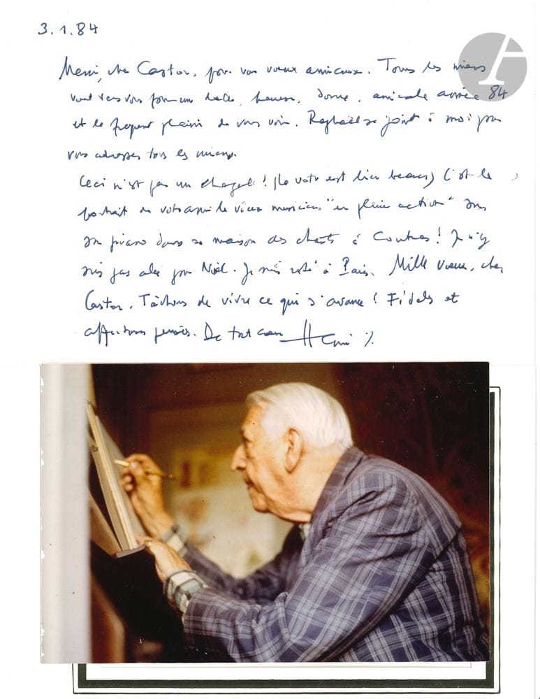 Henri SAUGUET (1901-1989). 67 L.A.S., 1976-1984, à Castor Seibel à Bonn ; 122 pages formats divers, enveloppes.
Belle et riche correspondance du compositeur sur près de dix ans.
Ces lettres témoignent de la culture de Sauguet, de son humour, de son esprit parfois mordant, de sa pudeur aussi, qui accompagne les confidences qu’il peut faire sur son intimité́. Il y est évidemment question de son art, mais aussi de ses amis, passés et présents, de ses lectures, de ses rencontres, de ses voyages, de ses joies et de ses peines. L’amitié́, la complicité́, la culture, l’honnêteté́ intellectuelle et la droiture morale s’expriment à chaque page. Les lettres sont écrites de Paris, ou de sa maison de Coutras où il aimait se retirer.
La correspondance commence le 20 octobre 1976, à l’occasion du décès de son ami Jean Denoël, dont il évoque les obsèques : « La discrétion mystérieuse qu’il pratique toute sa vie l’a aussi enveloppé ce jour-là. Il aura été “l’éminence grise” de la littérature française pendant plus d’un demi-siècle. Qui sera l’avocat persuasif des jeunes écrivains auprès de Gallimard et qui les aidera dans leurs débuts ? »… Il y revient le 16 novembre, relatant également l’exécution à Bruxelles de sa Cantate « sur un poème de Maurice Carême composée pour célébrer le centenaire de la Reine Élizabeth de Belgique »… Le 30 novembre, il évoque la mort d’André Malraux qui « a fait un grand fracas, à la mesure du personnage qui fascinait par l’étrangeté́ de son comportement et ses propos de sybille dans les vapeurs de forts alcools ! » ; puis Julien Green : « Il est secret et mystérieux : cependant il se raconte longuement et minutieusement dans son Journal... Il est vrai que dans la solitude du cabinet de travail, un écrivain parle plus aisément à son papier qu’en société́. Quoi qu’il en soit, j’aime son allure presque ecclésiastique (pas genre Jouhandeau) et ses airs feutrés qui sont souvent démentis par une ardeur du regard et un sourire en demi-teinte, qui peut aller jusqu’au sourire narquois. Il est intimidant comme le sont tous les timides. On est tenu à distance »… Lui aussi vit beaucoup par le regard : « Depuis ma petite enfance j’ai mis mon corps dans mes yeux (et encore davantage dans mes oreilles : mais ce n’est pas le même sens et le même domaine). J’ai toujours considéré que ce que je voyais, dans le temps où mon regard le percevait, était à moi »…
Sur Marcel Jouhandeau, avec qui Castor Seibel a entretenu une énorme correspondance : « Je pense que la mort de Marcel Jouhandeau vous a frappé en plein cœur ! Je l’ai apprise hier matin, dans le train qui m’amenait de Paris à Coutras, en déployant mon journal assis dans le wagon au moment où je quittais Paris ! Il était mort depuis samedi soir et je n’en avais rien su ! […] Comme je ne sais à qui dire ma peine, mon émotion, mes sentiments de grande admiration – puisque je ne connais qu’à peine ce Marc qui était devenu son fils, c’est à vous, cher Castor, que j’adresse ces lignes, car vous étiez pour lui un ami essentiel ! Et vous ne vous étiez jamais rencontrés physiquement. Mais quelle rencontre d’esprit et d’âme. Je vous embrasse de tout cœur, tristement, mais glorieusement, car la mort de Marcel Jouhandeau met son œuvre au sommet de la littérature française, elle va resplendir de tous ses feux ouverts, de son style de diamant, étincelante et souveraine »… (10 avril 1979).
Il réagit à des images de Giorgio Morandi que lui envoie Castor : « Elles recèlent un secret qui les rend proches et lointaines à la fois. Matière ? Pensée ? Un œil pas comme les autres en tous cas » (25 janvier 1977). Sur Dunoyer de Segonzac et André́ Derain : « Je vais tâcher d’aller visiter cette exposition de D. de Segonzac dont vous me parlez. Je l’ai connu et sa femme, la comédienne Thérèse Dorny. Il était un seigneur. Je suis de votre avis concernant Derain. Il était obsédé́ par l’idée de “faire musée” et son talent s’en est ressenti, malgré son génie ! » (3 avril 1978). Sur Picasso : « Il paraît que tous les autres Picasso qui sont dans les musées et dans le monde sont TOUS des faux. Seuls sont vrais ceux que Picasso avait conservés ! Et aucun n’est à vendre ! Seulement à voir. Mais leur exposition rapporte plus d’argent que leur vente. C’est ce qu’on appelle l’art pour tous » (20 novembre 1979)…
Réflexions sur l’art et la passion : « Il faut que la poésie, la peinture, la musique, l’amitié́ de tous ceux qui vous entourent, tout l’art que vous aimez et servez soit un antidote puissant et régénérateur aux tourments causés par la passion : celle-ci, acceptée, vécue, doit augmenter vos forces vitales et non les diminuer » (16 janvier 1979). Sur sa conception de la musique, à propos de sa cantate Et l’oiseau a vu tout cela : « Il y a avant tout dans la musique de cette œuvre un sentiment de compassion humaine et de sur-vie (comme il y a un sur-réalisme). C’est-à-dire que, comme l’oiseau témoin impassible du drame qui se joue autour de l’arbre sur lequel il continu
