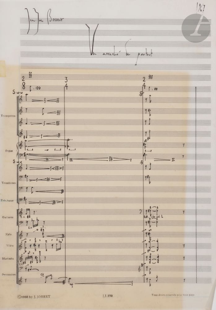 Jean-Yves BOSSEUR (né 1947). Manuscrit musical autographe signé, Un arraché de partout, 1967 ; 40 feuillets 36 x 25,5 cm (première et dernière pages en partie jaunies), plus 6 et 23 feuillets.
Partition d’orchestre d’une des toutes premières œuvres du compositeur, créée le 24 avril 1967 au Théâtre de l’Atelier par l’ensemble Musique vivante sous la direction de Diego Masson.
L’effectif comprend : 4 trompettes, 4 trombones, orgue Hammond, 2 guitares électriques, xylophone, marimbaphone, vibraphone et 2 percussions. L’œuvre dure 18 minutes.
Jean-Yves Bosseur a expliqué : « Un arraché de partout emprunte son titre à un vers d’Henri Michaux du poème Mouvements. L’œuvre se compose d’une partie fixe dont la direction est brisée par des parties mobiles ou “inserts”, qu’intercale assez librement le chef d’orchestre, guidé par des indications générales. Ces inserts sont de trois types : – des “blocs statiques” ; – des “mouvements”, qui opposent à la fixité et à la continuité de la partie fixe une mobilité sollicitant les initiatives des interprètes ; – une partie autonome qui concerne exclusivement les interprètes et échappe à l’autorité du chef. Je n’ai donc pas cherché à établir une dialectique ou créer un continuum entre formes fixes et ouvertes, mais de confronter des moments autonomes, variant selon la version mise au point par le chef d’orchestre. »
Le manuscrit, soigneusement noté sur papier calque à 24 lignes, paginé 1 à 40, est accompagné de 6 feuillets d’explications, et 23 feuillets de « Blocs », « Mouvements » et « Rampement qui bout » destinés à être insérés lors de l’exécution de l’œuvre. Sur le feuillet d’instrumentarium, Bosseur a dessiné le schéma de disposition des instruments. Un autre feuillet explique : « Un arraché de partout se compose : d’une partie fixe ; d’une partie mobile s’insérant dans la partie fixe. Cette parte mobile comprend : 7 blocs, 18 mouvements, 1 pièce autonome “Rampement qui bout”, s’insérant selon les indications “possibilité d’un bloc”, “mouvement”, “rampement qui bout” ».
On joint la maquette de couverture.