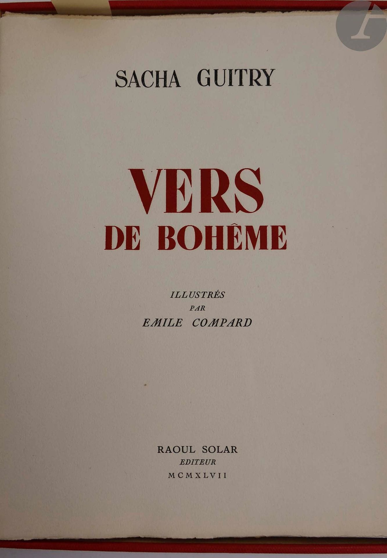 GUITRY (Sacha).
Vers de Bohême.
Monte-Carlo : Raoul Solar, 1947. — In-4, 288 x 222 : (64 ff. premier blanc), 1 disque, couverture illustrée. En feuilles, couverture rempliée, coffret de l'éditeur avec pochette comprenant un disque 33 tours à l'intérieur.

Édition originale de ce recueil de 8 poèmes, illustrée de 28 dessins au point d'Émile COMPARD, dont un sur la couverture et 8 à pleine page, reproduits en phototypie. L'avant-dernier poème, intitulé Une chanson, se termine par la partition faite à partir du texte par Alec Siniavine, en fac-similé du manuscrit, et le dernier poème du recueil, intitulé Jeudi, 3 heures du matin… est en fac-similé de l'écriture de Sacha Guitry.

Cet ouvrage est le premier de la collection « Les Voix célèbres ».

Tirage limité à 1005 exemplaires, chacun comprenant un disque vinyle contenant l'enregistrement des poèmes Égoïste et Ma chatte dits par Sacha Guitry et portant la signature gravée de ce dernier ainsi que le numéro de l'exemplaire. Celui-ci est l'un des 897 sur pur fil à la forme de Johannot (n° 311).

Exemplaire enrichi de la brochure et du prospectus de présentation, ainsi que du bulletin de souscription.

Coffret abîmé. Couverture brunie. Le disque porte un numéro différent de celui du livre.

M. Crépineau a joint le second numéro de la revue littéraire Schéhérazade du 25 décembre 1909, in-8 carré, broché, comprenant des textes notamment de François Bernouard, Jean Cocteau, Francis de Croisset, Stéphane Mallarmé et Sacha Guitry, et des illustrations de Paul Iribe (couverture), Pierre Bonnard, Boussingault, Chotin, Czerny, Guérin, Laprade, Suë, Dunoyer de Segonzac, Thiéson et Whistler.