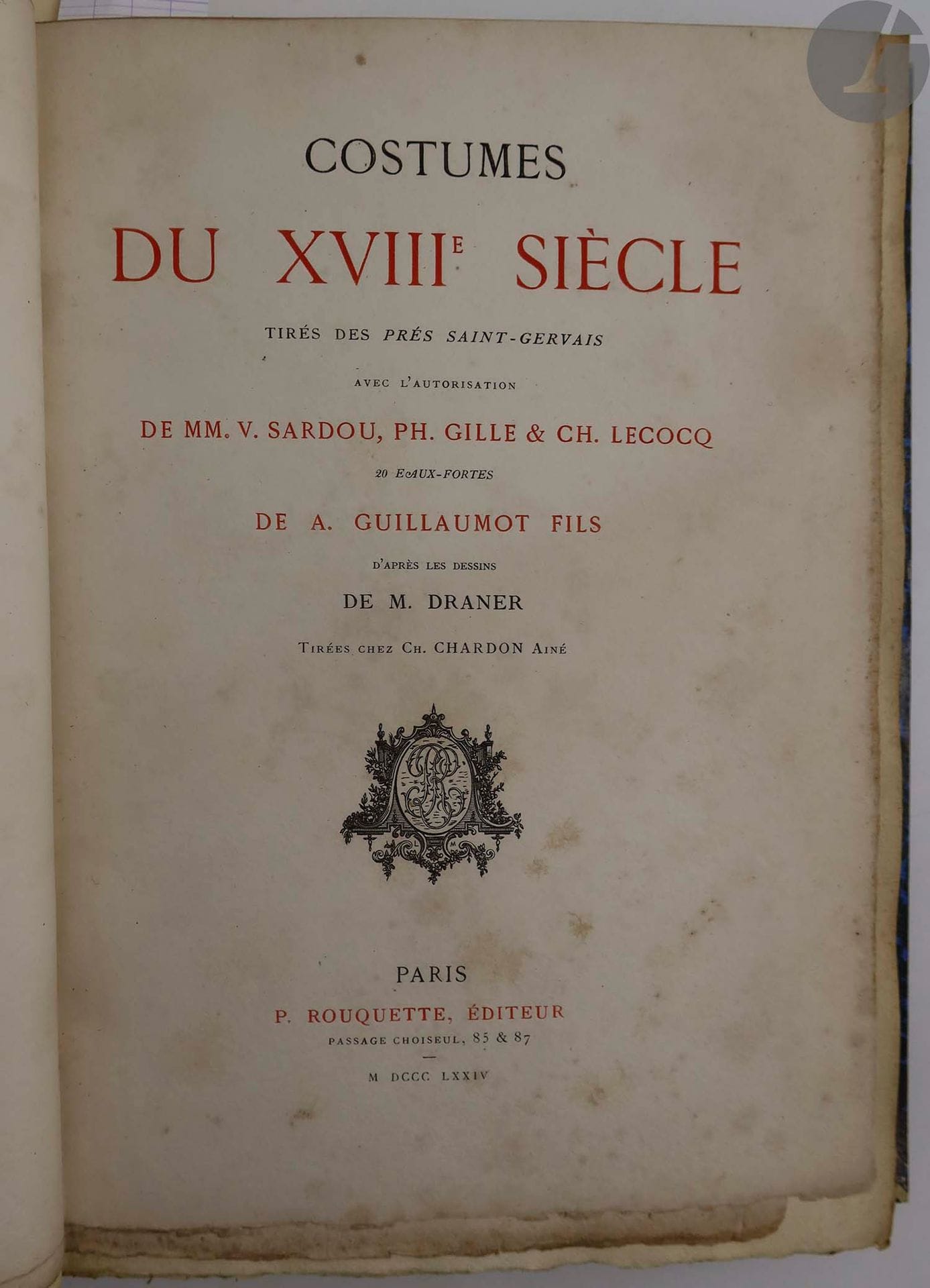 [DRANER (Jules Renard, dit)].
Costumes du XVIIIe siècle tirés des Prés Saint-Gervais avec l'autorisation de MM. V. Sardou, Ph. Gille & Ch. Lecocq. Paris : P. Rouquette, 1874.
[Suivi de] : Costumes du Directoire Tirés des Merveilleuses avec une lettre de M. Victorien Sardou.
Paris : Rouquette, 1875. — 2 ouvrages en un volume grand in-8, 264 x 190 : (4 ff.), 7 pp., (2 ff.), 20 planches, couverture imprimée ; (4 ff.), 12 pp., 1 portrait, 30 planches. Demi-chagrin bleu foncé, dos à nerfs orné, tête dorée, non rogné, un plat de couverture conservé (Kama Rok).

Ensemble rare de deux albums de costumes gravés à l'eau-forte par Guillaumot fils d'après le dessinateur et caricaturiste belge Jules Renard (1833-1926), sous le pseudonyme de Draner, pour le premier, et d'après le même et Eugène Lacoste pour le second.

Le premier recueil réunit 20 planches et le second 30 plus un portrait de Victorien Sardou dessiné et gravé par Guillaumot père. Les costumes représentés sont tirés de deux comédies de Victorien Sardou, à savoir Les prés Saint-Gervais pour la première série, et Les Merveilleuses pour la seconde. « Ces deux pièces en restituant avec une fidélité savante les véritables costumes de la fin du XVIIIe siècle avaient ramené dans le public le goût de cette époque et fourni en même temps un cadre tout préparé pour la reproduction de ses modes si originales et si artistiques. M. Guillaumot fils, en artiste de goût, a compris tout l'intérêt et les soins que comportait une œuvre pareille et a apporté à son exécution les nombreuses ressources de son talent si fin et si varié » (Préface).

Le recueil sur les costumes du XVIIIe siècle est ici l'un des 100 exemplaires au format grand in-8 avec les eaux-fortes en couleurs.
Comme le précise Vicaire (II, 1032), l'ouvrage sur les costumes du Directoire avait été publié pour le compte de Guillaumot fils en 1874, avec 20 planches seulement. Il fut cédé à Pierre Rouquette qui a fait de nouveaux titres et a augmenté la collection d'un portrait de Victorien Sardou et de 10 nouvelles planches, qui pouvaient également se vendre séparément. L'exemplaire relié ici est l'un ceux remis en vente par Rouquette avec les 30 planches plus le portrait. Il s'agit de l'un des 300 au format grand in-8 avec les planches en noir, auquel a été ajoutée une des 100 suites des eaux-fortes en couleurs. 

Craquelures à la charnière du premier plat. Premier plat de couverture du premier recueil seul conservé, ici doublé et restauré. Rousseurs parfois fortes, touchant essentiellement les feuillets de texte.