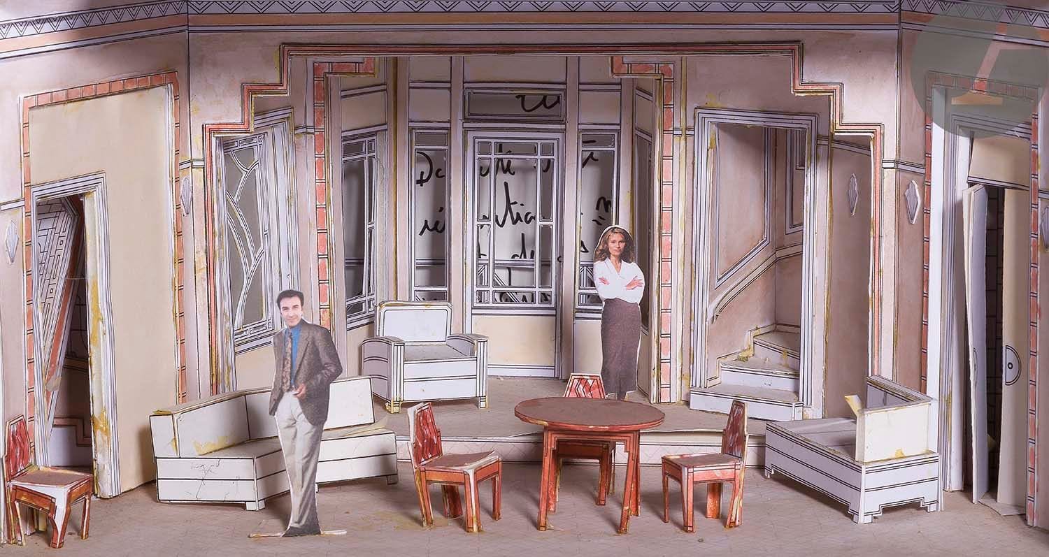 Charlie MANGEL (Décorateur du XXIe siècle) 
Maquette du décor pour la pièce Désiré présentée au Théâtre de la Michodière, 2009
Projet en carton peint, imprimé et découpé à l'échelle 1/25e.
Étiquette sur les deux côtés "Théâtre de la Michodière, Désiré de Sacha 
, Décor Charly Mangel / ECH : 1 / 25e"
29 x 50 x 31.5 cm

On joint : Une dédicace sur carton  "Pour Yolande et Jacques Crépineau, De cette boite née la réalisation de nos rêves et de nos désirs, avec tendresse et amitié toujours, 1er janvier 2010".
