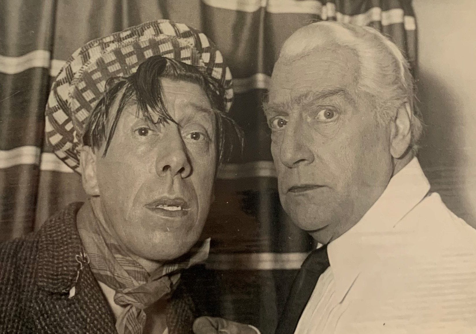 [Lucien et Sacha GUITRY]
Deux albums d'environ 48 photographies représentant Lucien et Sacha Guitry, en portrait ou en scène, à différents âges.

Certains clichés représentent Sacha Guitry sortant du théâtre Edouard VII, lorsqu'il jouait Je t'aime ; avec Jacqueline Delubac et Mademoiselle Renaud ; en scène lors de Châteaux en Espagne, une pièce jouée au Théâtre des Variétés ou lors de Mon père avait raison joué à la Porte-Saint-Martin ; lors de sa réapparition à la Salle Pleyel en 1947 ou lors de sa rencontre avec Graziella Sciutti. D'autres pièces représentent Lucien Guitry sur scène lors de la représentation de Pasteur au Théâtre de Vaudeville