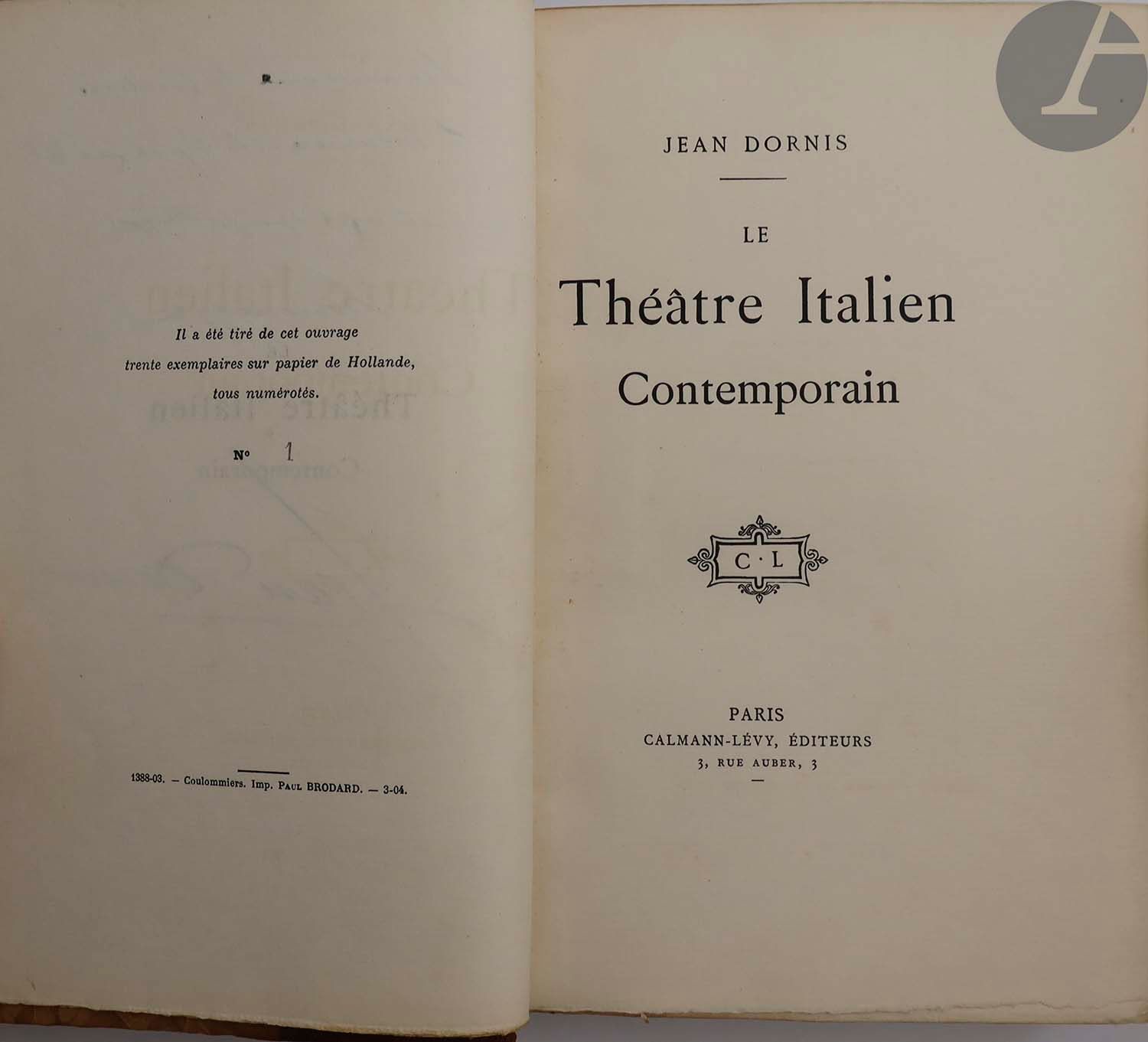 DORNIS (Jean).
Le Théâtre Italien Contemporain.
Paris : Calmann-Lévy, [1904]. — In-8, 225 x 149 : (4 ff.), 403 pp., (2 ff. deuxième blanc), couverture imprimée. Demi-chagrin brun, dos à nerfs orné, tête dorée, non rogné, couverture conservée (reliure de l'époque).

Édition originale de cette intéressante étude sur le théâtre italien depuis Carlo Goldoni jusqu'à Gabriele d'Annunzio, composée par Jean Dornis, pseudonyme de l'autrice Élena Goldschmitdt-Franchetti (1864-1948).

Un des 30 exemplaires sur papier de Hollande, seul grand papier annoncé, celui-ci portant le numéro 1. Il fut offert à la poétesse et femme de lettres Madeleine Menou, comtesse Le Bault de La Morinière de la Rochecantin (1857-1924), avec cette dédicace autographe sur le faux titre :

A Madame la Comtesse // de La Morinière de la Rochecantin // - respectueux & sympathique // hommage - // Jean Dornis

Dos passé, quelques frottements d'usage et tâches. Couverture salie, le second plat doublé. Rares rousseurs éparses.