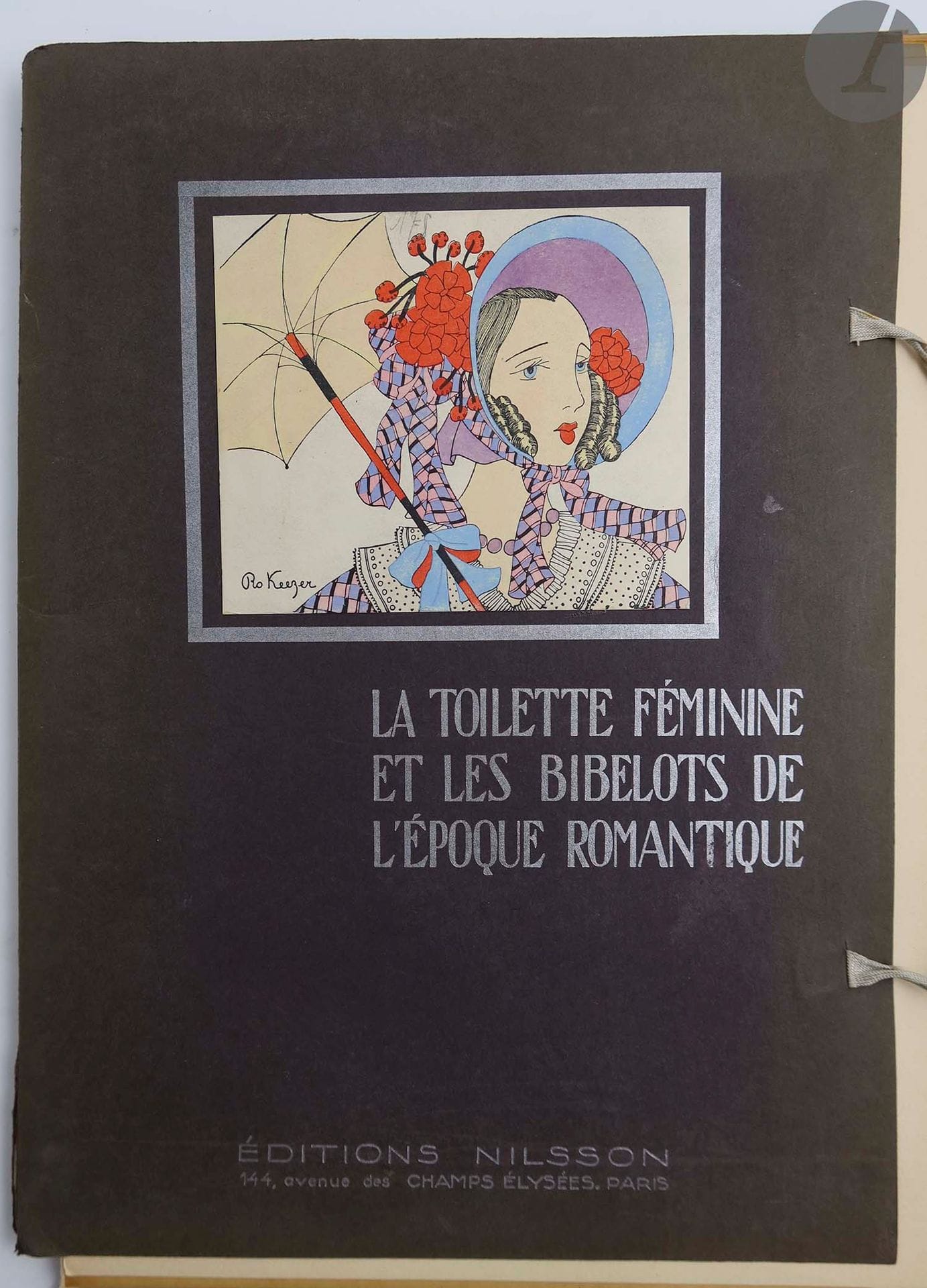 KEEZER (Ro.).
La Toilette féminine et les bibelots de l'époque romantique.
Paris : Nilsson, [1930]. — Album in-folio, en feuilles, sous chemise illustrée à rabats et à lacets de l'éditeur.

Album publié pour fêter le centenaire du romantisme et plus précisément l'élégance et la mode féminine entre 1830 et 1850. Il se compose d'un feuillet de texte et de 20 planches exécutées au pochoir par l'illustratrice Ro. KEEZER (1905-2003). La couverture est également illustrée d'une composition en couleurs de l'artiste, contrecollée.

Légère insolation sur les bords de la chemise, déchirures aux pliures.