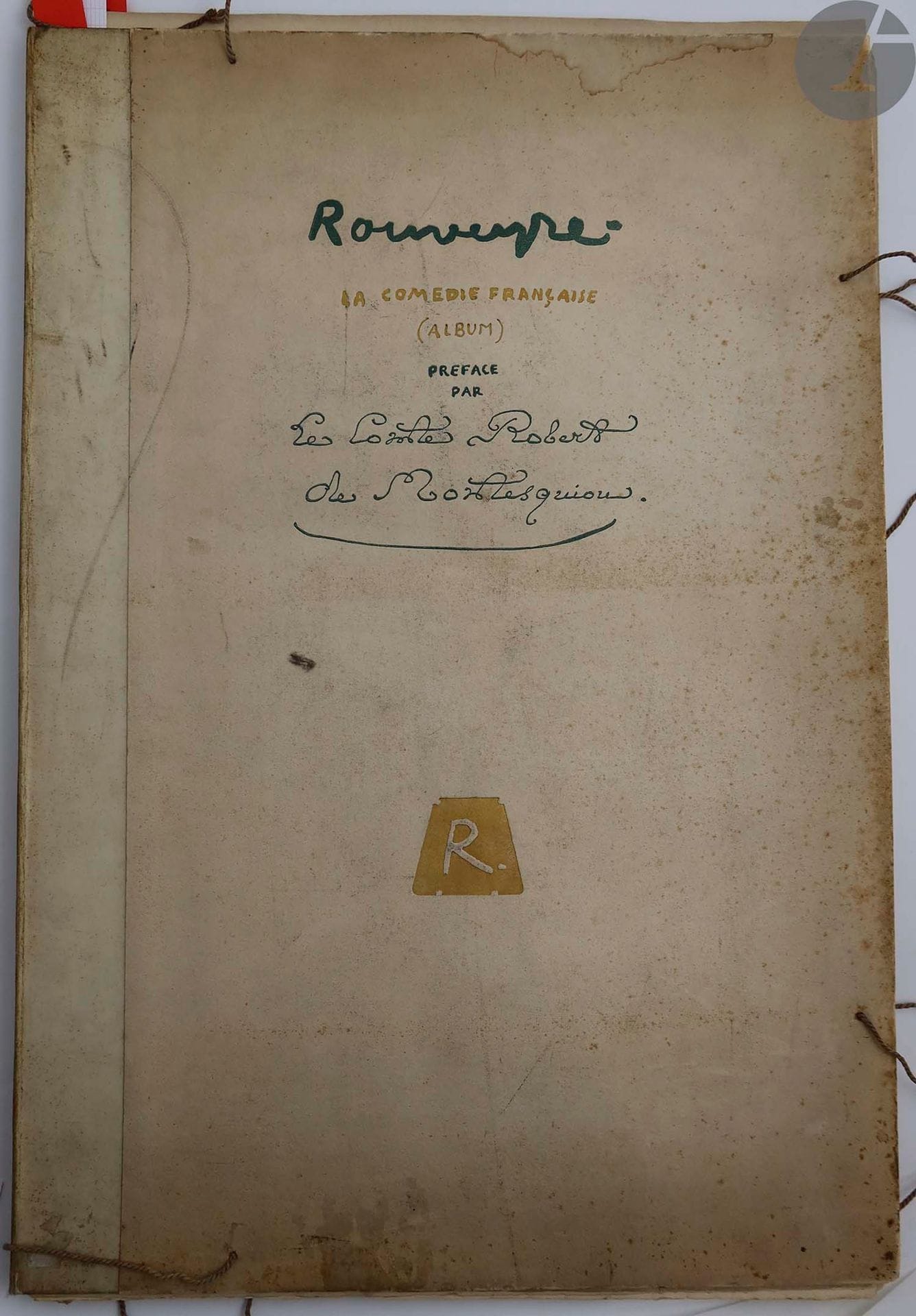 [COMÉDIE-FRANÇAISE] - ROUVEYRE (André).
La Comédie-Française. Préface par le comte Robert de Montesquiou.
S.l., vers 1906. — Album in-folio, 568 x 377 : (1 f.), VI pp., (2 ff. premier blanc), 24 planches. En feuilles, sous portefeuille imprimé à dos de parchemin de l'éditeur, lacets sur les bords des plats.

Grand album tiré à 400 exemplaires, préfacé par Robert de Montesquiou et proposant 24 planches de caricatures en couleurs de l'écrivain et dessinateur André ROUVEYRE (1879-1962).

L'artiste a représenté aussi bien l'administrateur général Jules Claretie, que le bibliothécaire Monval, le régisseur Prudhon, le secrétaire général Duberry, ainsi que les principaux acteurs et les principales actrices de l'époque comme Mounet-Sully, Coquelin Cadet, Segond-Weber, Albert Lambert fils, Cécile Sorel, etc. La dernière planche est intitulée Le contrôle.

Exemplaire portant le numéro 12, dédicacé par Rouveyre au publicitaire et directeur du Courrier français Jules Roques (1850-1909) : 

« à M. Jules Roques // Hommage amical // André Rouveyre // 1906 »

Il est joint un exemplaire du numéro 514 du 2 décembre 1906 de la revue Le Cri de Paris dans lequel figurent 5 portraits charges de comédiennes de l'époque par Rouveyre.

Portefeuille tâché et sali. Page de titre fortement roussie.

On joint :
- THOMAS (Louis). André Rouveyre avec de nombreuses reproductions de ses dessins et un portrait par Henri-Matisse. Paris : Dorbon-aîné, 1912. — In-8, broché, couverture rempliée.
Édition originale tirée à 500 exemplaires numérotés (n° 168).
Exemplaire enrichi d'une belle L.A.S. d'André Rouveyre adressée à Galtier-Boissière, d'une page in-4, datée du 28 juin 1958.
Couverture salie, déchirure en haut du dos.

- Catalogue de l'exposition de dessins originaux de Rouveyre, qui s'est déroulée à la Galerie Druet du 18 au 30 novembre 1907, préfacé par Remy de Gourmont.