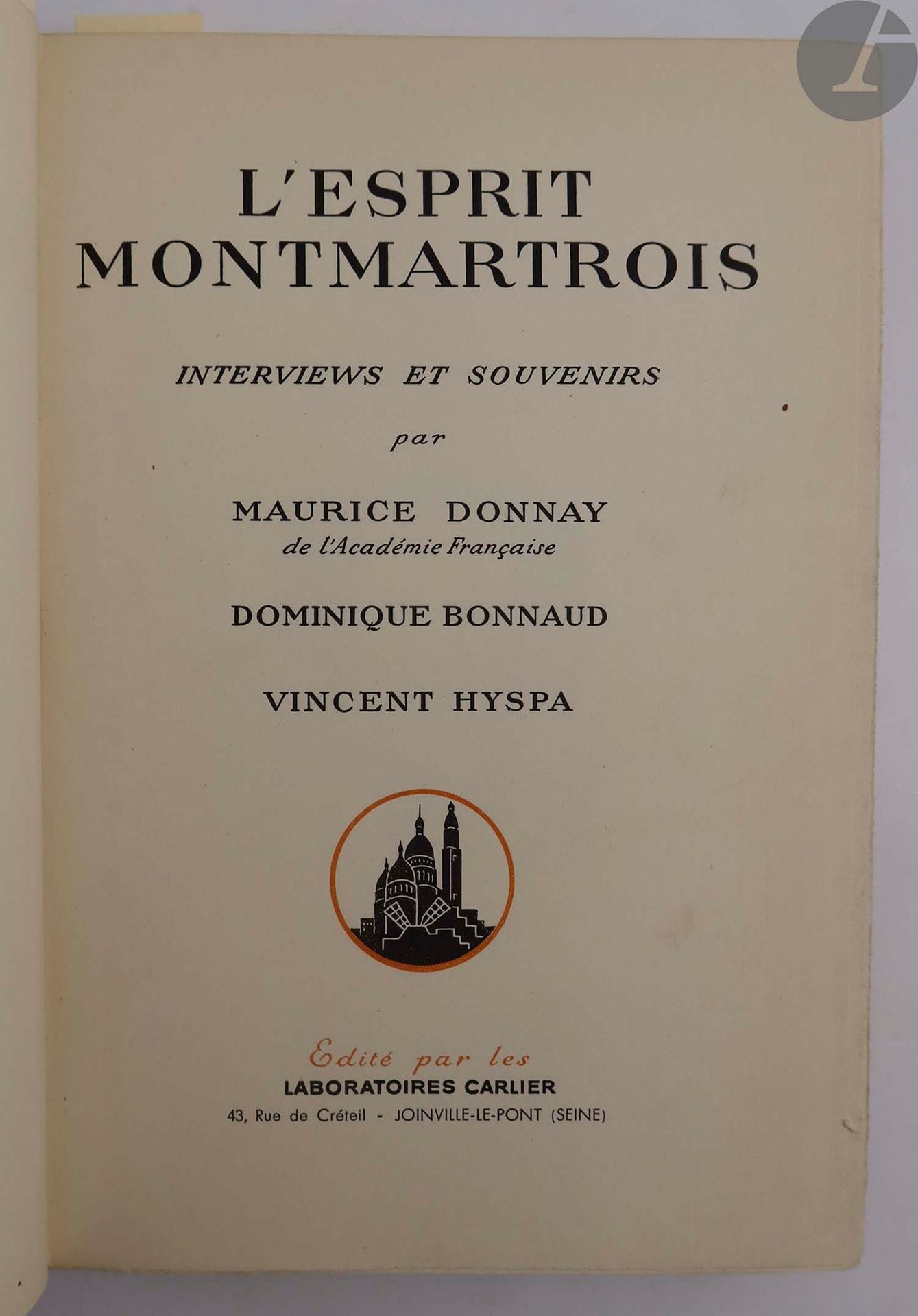 [MONTMARTRE] - DONNAY (Maurice) - BONNAUD (Dominique) - HYSPAS (Vincent).
L'Esprit montmartrois. Interviews et souvenirs.
Joinville-le-Pont : Laboratoires Carlier, 1938. — In-8, 236 x 164 : (4 ff. premier blanc), 237 pp., (1 f. blanc), couverture imprimée. Toile rouge à la bradel, dos lisse, tête dorée, non rogné, couverture et dos conservés (reliure moderne).

Édition originale de cet ouvrage collectif auquel participèrent, outre les trois auteurs cités sur le titre, Hugues Delorme et André Warnod. Il se divise en 10 chapitres : Le Premier Chat Noir. - Le Second Chat Noir. - Le Théâtre d'ombres. - La Chanson sentimentale. - Aristide Bruant. - Les Quat'zarts et Jacques Ferny. - Dominique Bonnaud et la Lune rousse. - Vincent Hyspa. - Xavier Privas. Marcel Legay. - Souvenirs de cabaret.

L'illustration comprend des compositions dans le texte et à pleine page d'après Georges Capon, Dignimont, Zyg Brunner, H. Mirande et Lucien Boucher.

Un des 22 exemplaires numérotés sur vélin pur fil, réservés aux collaborateurs (n° 9).

Il a été enrichi de la suite du recueil, publiée en 1939 sous le titre : L'Esprit montmartrois. Interviews et souvenirs (2e série), comprenant des textes de Roland Dorgelès, Pierre Mac-Orlan et Hugues Delorme, diverses chansons ainsi que des illustrations de Dignimont, Georges Capon et Zyg Brunner. La couverture de livraison du second chapitre a été conservée.

On trouve également reliées en tête deux belles lettres autographes du poète et chansonnier Dominique Bonnaud (1864-1943), un des collaborateurs du recueil et l'une des figures de Montmartre, les deux adressées à son frère Pierre. La première, de deux pages et demi in-8, fut écrite durant la guerre le 17 juin 1941. La seconde, d'une page in-4, n'est pas datée.

Bon exemplaire.

On joint :
- MEUSY (Victor) - DEPAS (Edmond). Guide de l'étranger à Montmartre. Paris : J. Strauss, 1900. — In-12, 118 pp., (1 f.), 1 planche, 1 carte, couverture illustrée. Broché.
Rare petit ouvrage sur le Montmartre de la fin du siècle, publié à l'occasion de l'exposition universelle de 1900. Préfacé par Émile Goudeau, il comporte des textes de Clovis Hugues, Erik Satie, etc., des chansons de Paul Delmet, Vincent Hyspa, etc. et des illustrations notamment de Willette, Steinlen et Léandre. Exemplaire bien complet du Plan de Montmartre avec Moyens de Communications pour se rendre de l'exposition universelle à Montmartre.
Couverture abîmée avec manque et recollée au dos.

- MILLANVOYE (Bertrand). Anthologie des poètes de Montmartre. Notes Biographiques et Bibliographiques. Paris : Société d'éditions littéraires et artistiques, [1909]. — In-18, 193 x 117 : (1 f.), 432 pp., couverture illustrée. Demi-chagrin noir, dos à nerfs orné, non rogné, second plat de couverture conservé (reliure de l'époque).
Édition parue l'année de l'originale, portant la mention de « neuvième édition » sur le titre.
Petites craquelures aux charnières. Manque le faux titre. Le premier plat de couverture a été remplacé par une photocopie couleurs de l'original. Papier légèrement bruni.