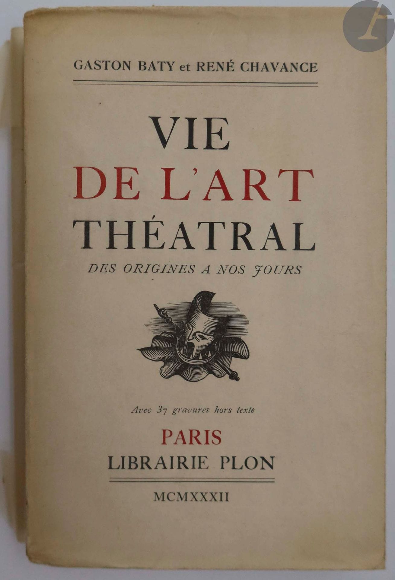 BATY (Gaston) - CHAVANCE (René).
Vie de l'art théâtral des origines à nos jours.
Paris : Librairie Plon, [1932]. — In-12, 198 x 126 : (4 ff. premier blanc), 308 pp., (2 ff.), 16 ff. de planches, couverture illustrée. Broché.

Édition originale de cette histoire du théâtre composée par l'auteur dramatique et journaliste René Chavance (1879-1961) et le metteur en scène et théoricien du théâtre Gaston Baty (1885-1952), l'une des figures majeures du renouveau de la scène française dans l'entre-deux-guerres. Il comprend 37 reproductions en noir, réparties sur 16 feuillets de papier glacé.

EXEMPLAIRE DE JEAN COCTEAU, PORTANT CE DOUBLE ENVOI DES AUTEURS SUR LE FAUX TITRE :

à Jean Cocteau // pour l'amour du vrai // théâtre // avec l'amitié confiante // de // Gaston Baty

sympathique hommage de // René Charance

Exemplaire très bien conservé.