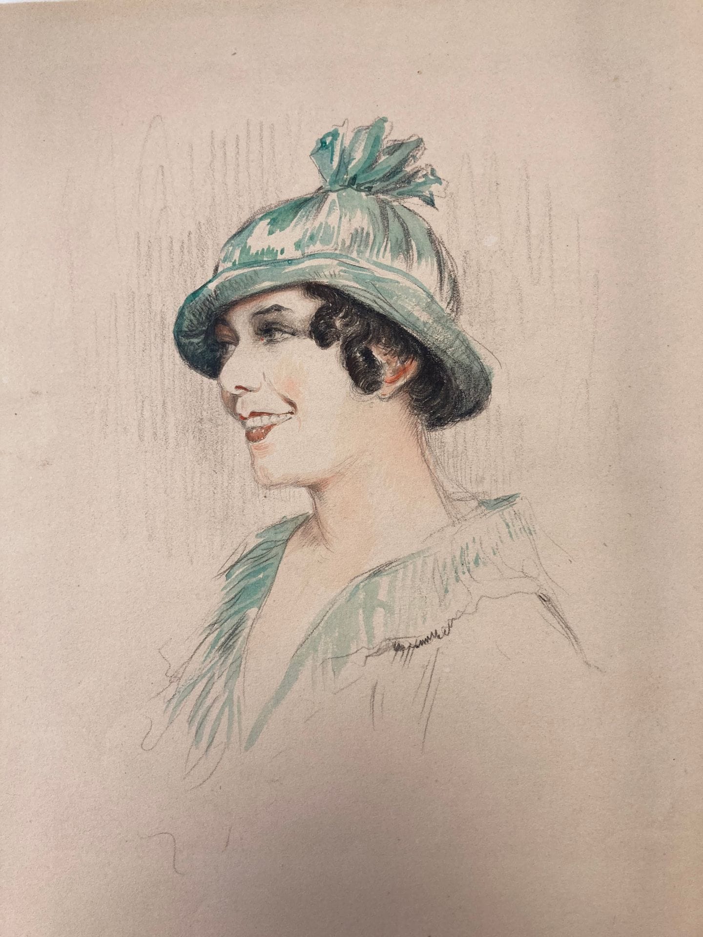ÉCOLE FRANCAISE DU DEBUT DU XXe SIÈCLE
Portrait de femme, probablement Yvonne Printemps.
Crayon et rehauts d'aquarelle.
24.5 x 19 cm

On joint : 3 procédés photomécaniques d’après des dessins à la pierre noire et aux crayons de couleurs signés Marthe-Antoine GERARDIN (XXe siècle) représentant des acteurs.